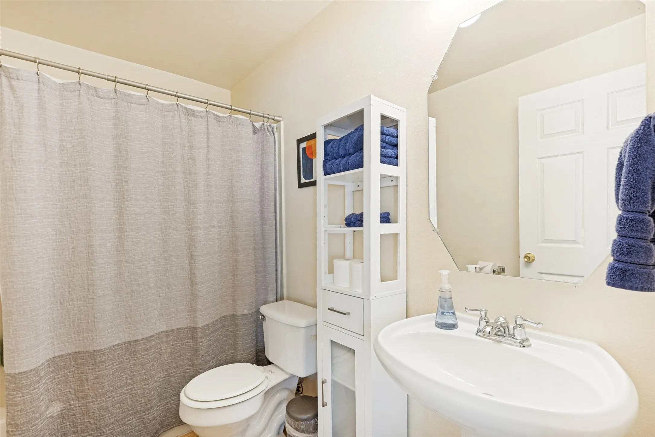 Single Family Residence For Sale in Dallas County , 4315 Munger Avenue, Dallas, Texas 75204, 3 Bedroom, 2 Bathroom, 2 Garage spaces, 1,144 Sqft, built in 1999, mls#21356135, Real Estate Agent in Dallas, Homes For Sale in Dallas county, Homes For Sale in Dallas, Realtor in Dallas Texas, Real Estate Brokerage Independent Realty Texas, Luminita Cordes Realtor