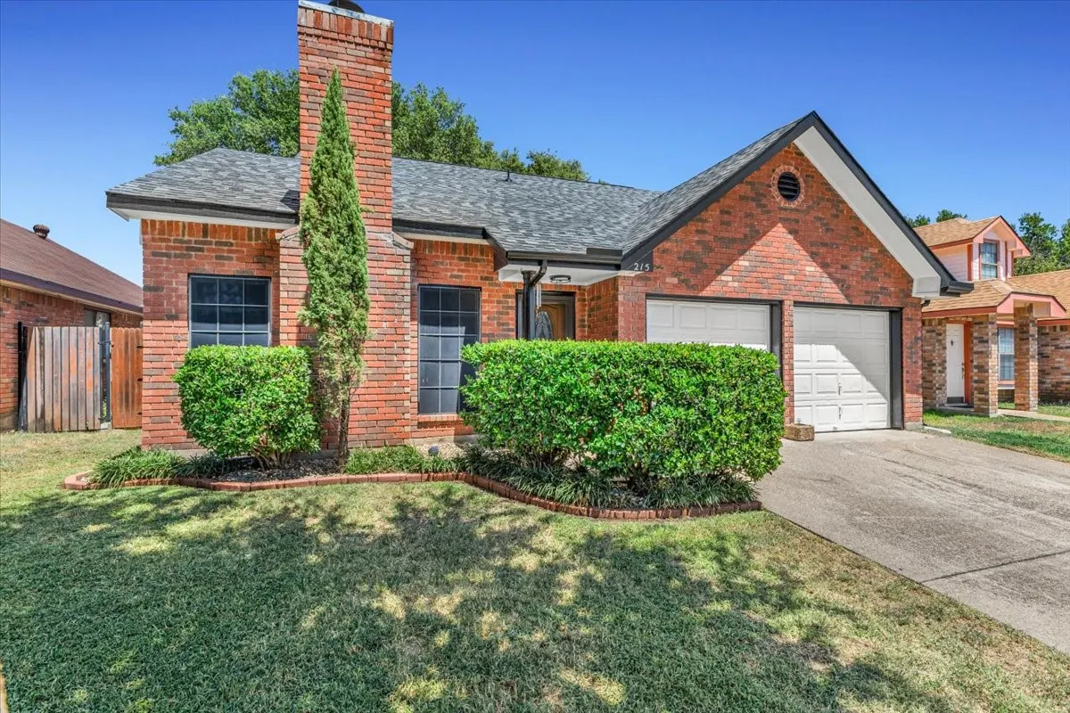Single Family Residence For Sale in Tarrant County , 215 Ironbark Drive, Arlington, Texas 76018, 3 Bedroom, 3 Bathroom, 2 Garage spaces, 1,405 Sqft, built in 1986, mls#21291963, Real Estate Agent in Arlington, Homes For Sale in Tarrant county, Homes For Sale in Arlington, Realtor in Arlington Texas, Real Estate Brokerage Independent Realty Texas, Luminita Cordes Realtor
