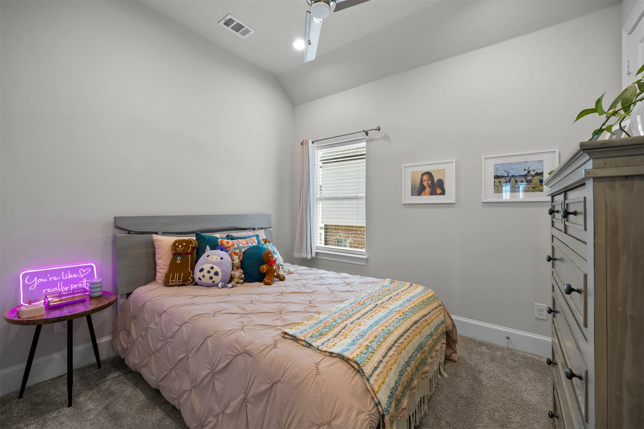 Vaulted ceiling with an integrated ceiling fan and recessed lighting