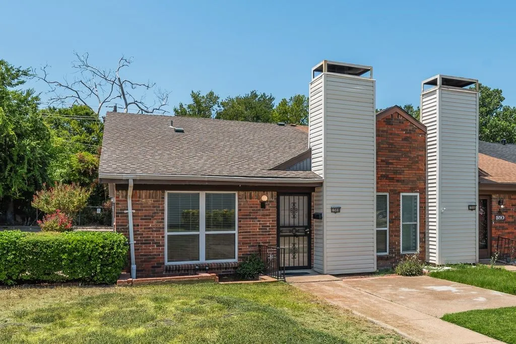 Townhouse For Sale in Dallas County , 1508 Britainway Lane, Dallas, Texas 75228, 2 Bedroom, 2 Bathroom, 2 Garage spaces, 1,061 Sqft, built in 1973, mls#21344914, Real Estate Agent in Dallas, Homes For Sale in Dallas county, Homes For Sale in Dallas, Realtor in Dallas Texas, Real Estate Brokerage Independent Realty Texas, Luminita Cordes Realtor