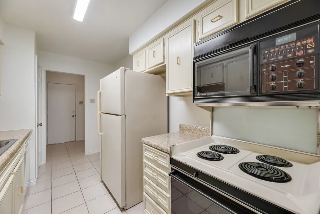 Townhouse For Sale in Dallas County , 1508 Britainway Lane, Dallas, Texas 75228, 2 Bedroom, 2 Bathroom, 2 Garage spaces, 1,061 Sqft, built in 1973, mls#21344914, Real Estate Agent in Dallas, Homes For Sale in Dallas county, Homes For Sale in Dallas, Realtor in Dallas Texas, Real Estate Brokerage Independent Realty Texas, Luminita Cordes Realtor
