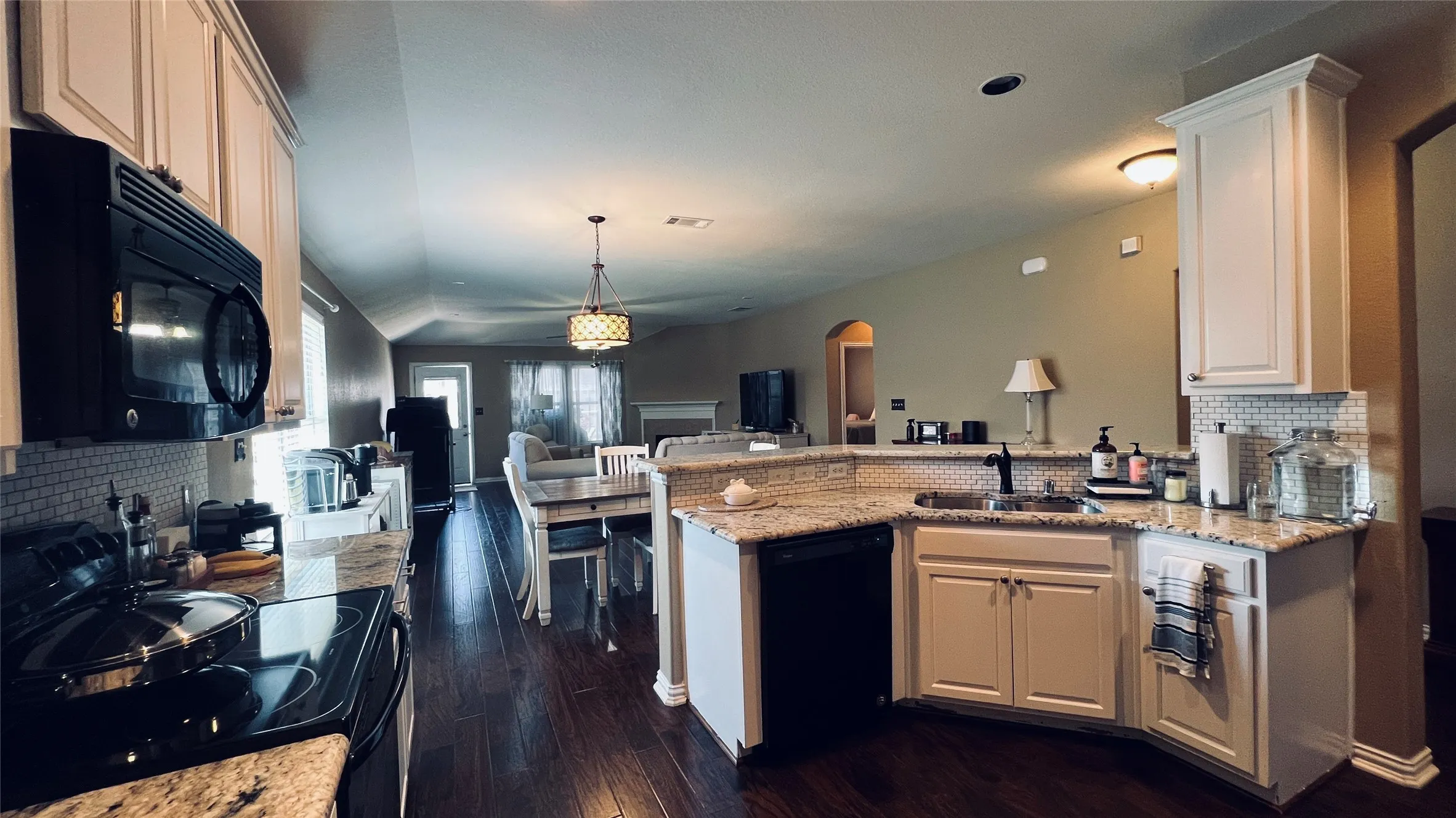 Single Family Residence For Rent in Collin County , 4405 Willow Wood Road, Melissa, Texas 75454, 3 Bedroom, 2 Bathroom, 2 Garage spaces, 1,801 Sqft, built in 2008, mls#21354776, Real Estate Agent in Melissa, Homes For Rent in Collin county, Homes For Rent in Melissa, Realtor in Melissa Texas, Real Estate Brokerage Independent Realty Texas, Luminita Cordes Realtor