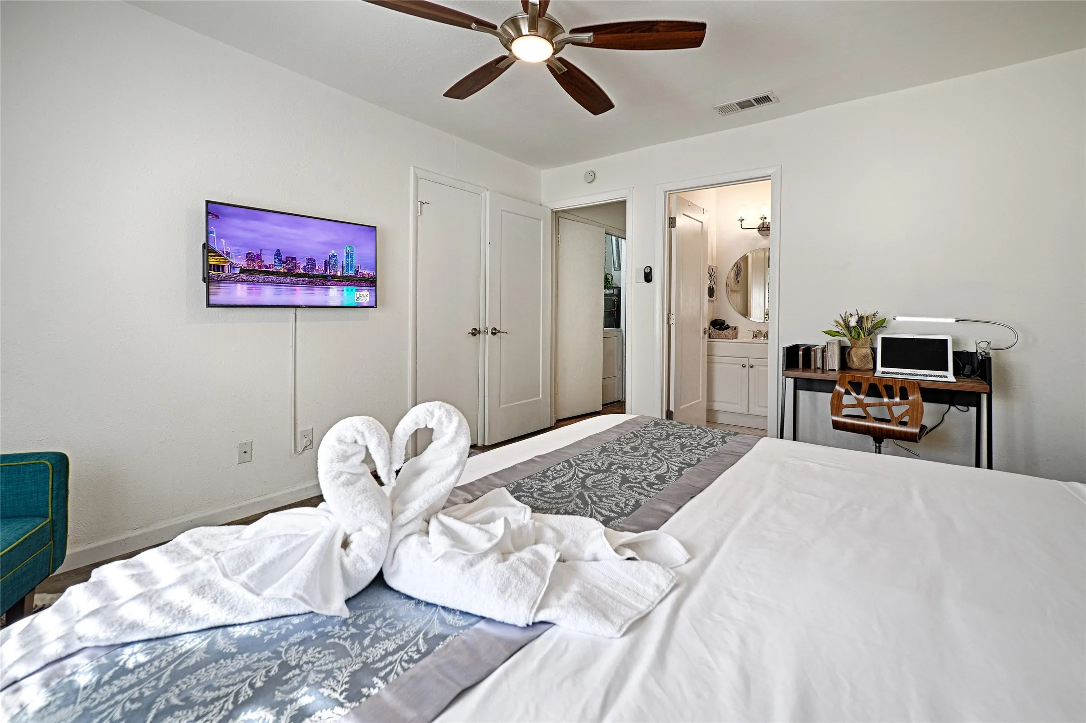 Townhouse For Rent in Dallas County , 13852 Brookgreen Drive, Dallas, Texas 75240, 2 Bedroom, 2 Bathroom, Garage spaces, 1,040 Sqft, built in 1969, Price $3,000, mls#21355696, Real Estate Agent in Dallas, Homes For Rent in Dallas county, Homes For Rent in Dallas, Realtor in Dallas Texas, Real Estate Brokerage Independent Realty Texas, Luminita Cordes Realtor