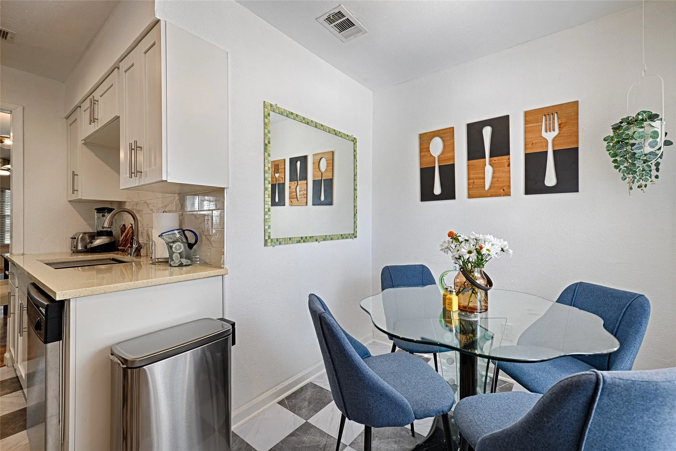 Townhouse For Rent in Dallas County , 13852 Brookgreen Drive, Dallas, Texas 75240, 2 Bedroom, 2 Bathroom, Garage spaces, 1,040 Sqft, built in 1969, Price $3,000, mls#21355696, Real Estate Agent in Dallas, Homes For Rent in Dallas county, Homes For Rent in Dallas, Realtor in Dallas Texas, Real Estate Brokerage Independent Realty Texas, Luminita Cordes Realtor