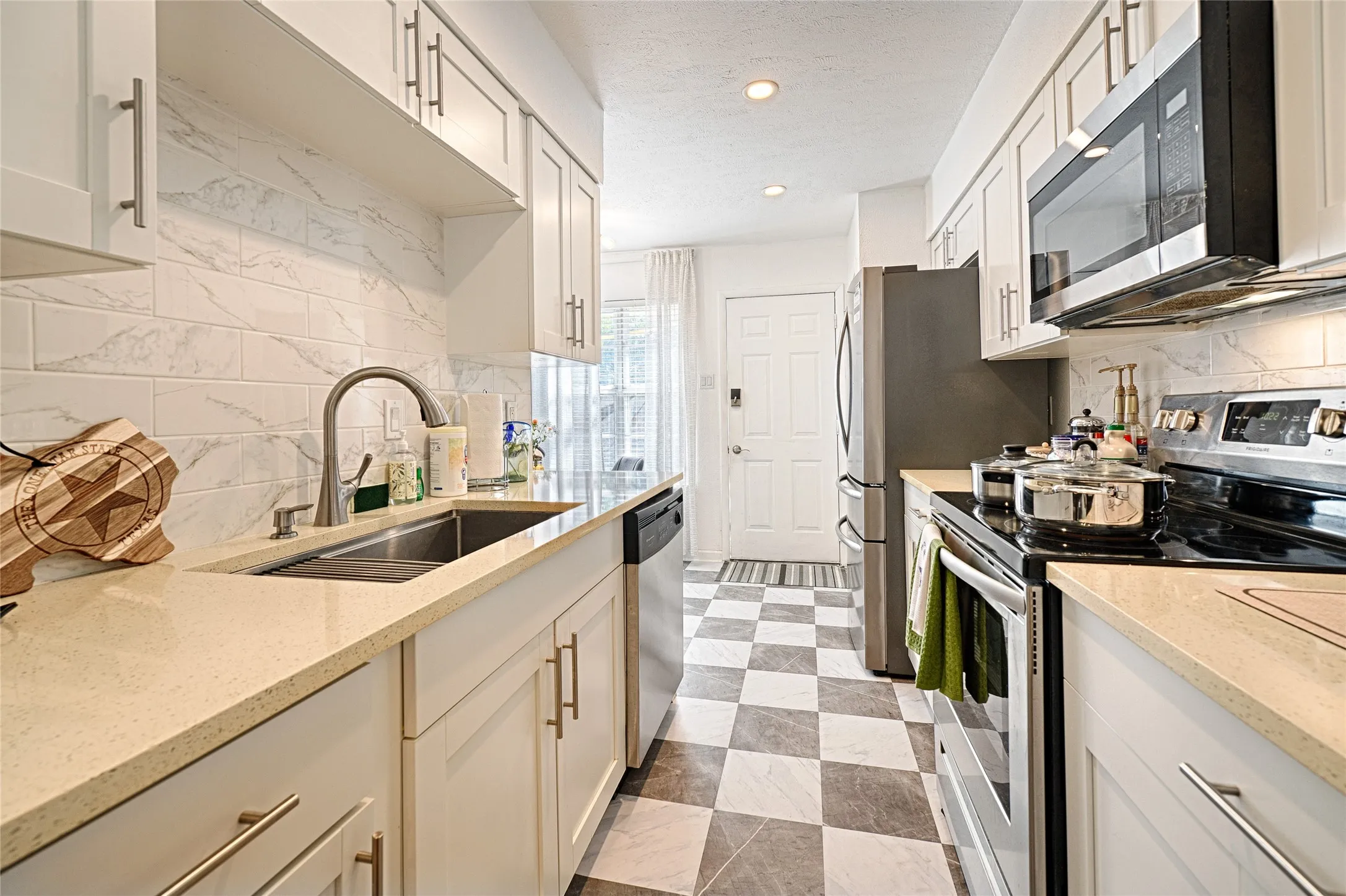 Townhouse For Rent in Dallas County , 13852 Brookgreen Drive, Dallas, Texas 75240, 2 Bedroom, 2 Bathroom, Garage spaces, 1,040 Sqft, built in 1969, Price $3,000, mls#21355696, Real Estate Agent in Dallas, Homes For Rent in Dallas county, Homes For Rent in Dallas, Realtor in Dallas Texas, Real Estate Brokerage Independent Realty Texas, Luminita Cordes Realtor