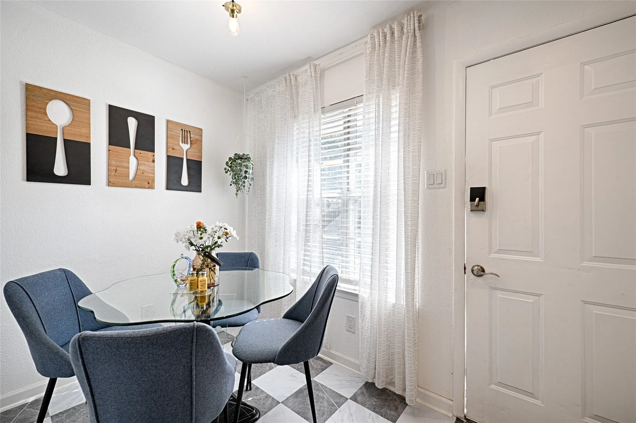 Townhouse For Rent in Dallas County , 13852 Brookgreen Drive, Dallas, Texas 75240, 2 Bedroom, 2 Bathroom, Garage spaces, 1,040 Sqft, built in 1969, Price $3,000, mls#21355696, Real Estate Agent in Dallas, Homes For Rent in Dallas county, Homes For Rent in Dallas, Realtor in Dallas Texas, Real Estate Brokerage Independent Realty Texas, Luminita Cordes Realtor