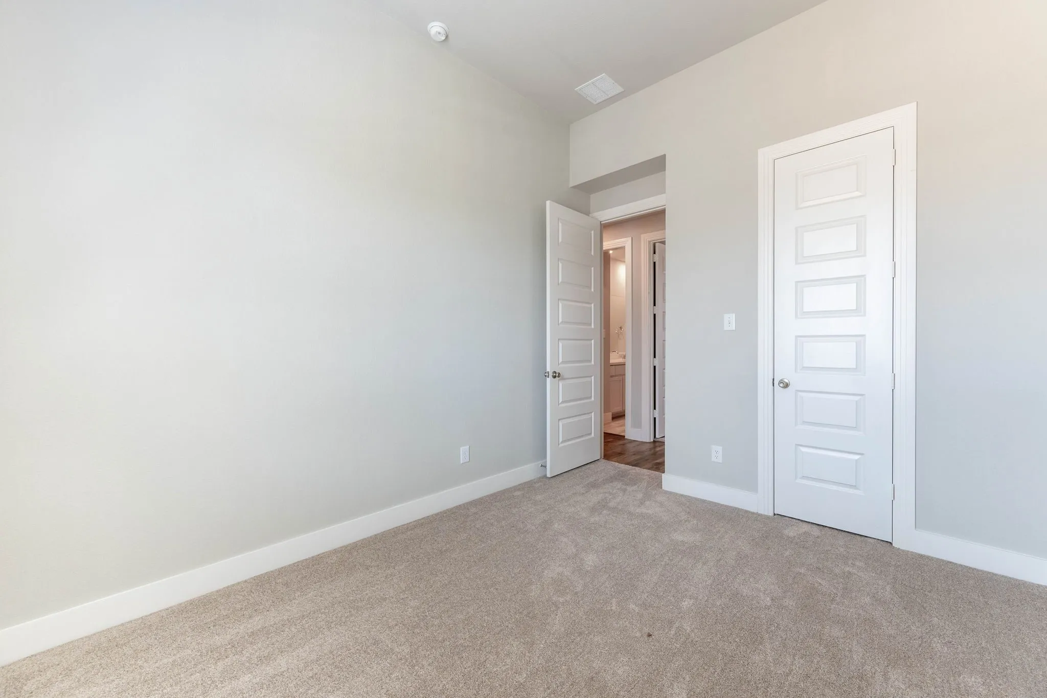 Light neutral wall tones