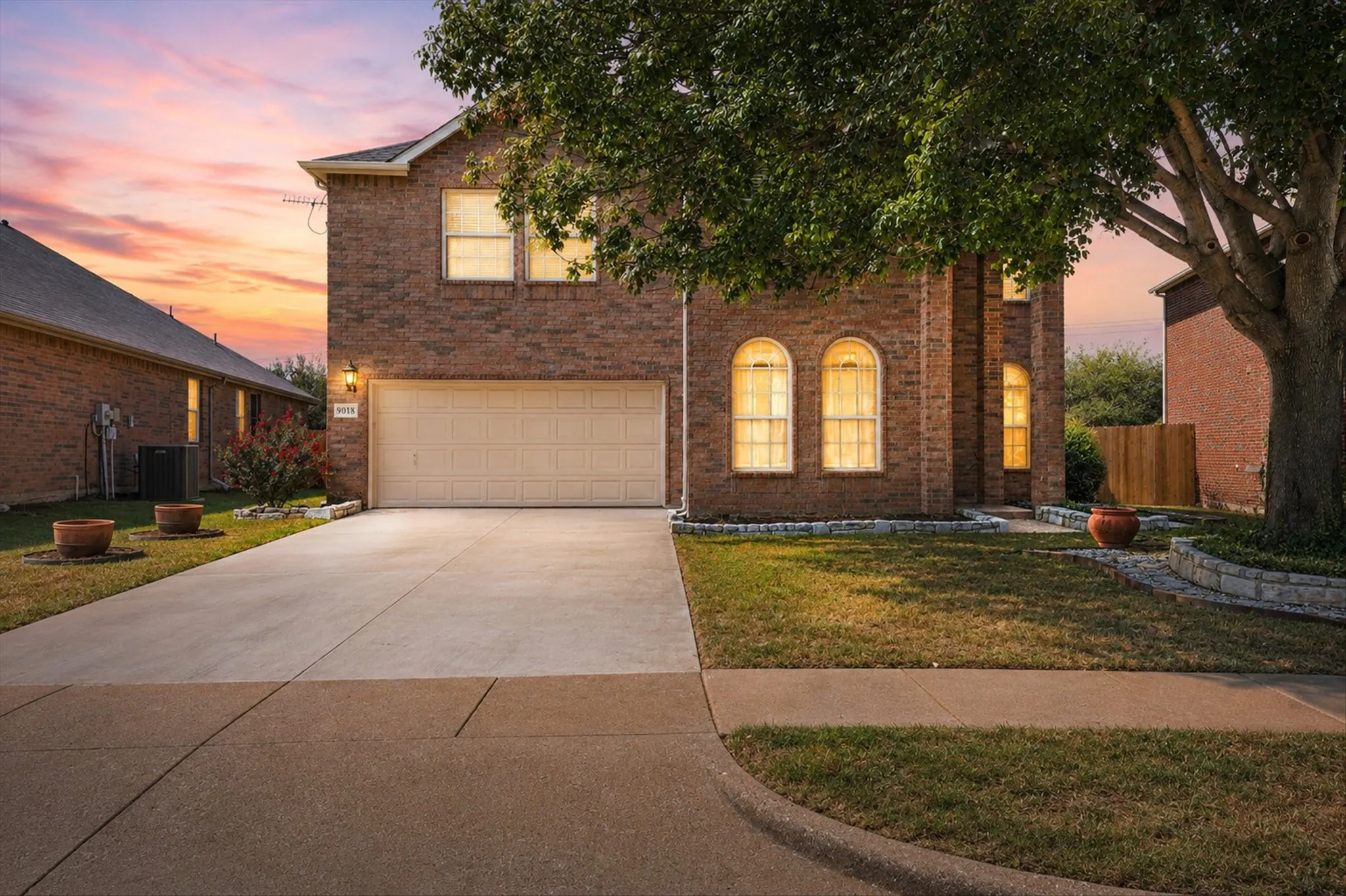 Single Family Residence For Sale in Tarrant County , 9013 Saratoga Road, Fort Worth, Texas 76244, 4 Bedroom, 3 Bathroom, 2 Garage spaces, 3,073 Sqft, built in 2002, mls#21356127, Real Estate Agent in Fort Worth, Homes For Sale in Tarrant county, Homes For Sale in Fort Worth, Realtor in Fort Worth Texas, Real Estate Brokerage Independent Realty Texas, Luminita Cordes Realtor