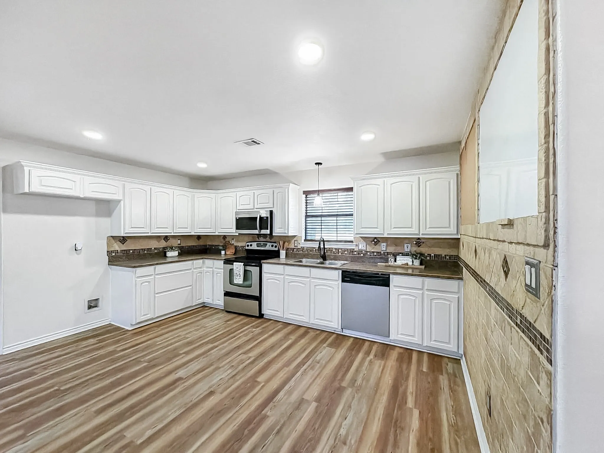 Single Family Residence For Sale in Cooke County , 697 County Road 166, Whitesboro, Texas 76273, 3 Bedroom, 2 Bathroom, Garage spaces, 1,287 Sqft, built in 2006, Price $369,000, mls#21356093, Real Estate Agent in Whitesboro, Homes For Sale in Cooke county, Homes For Sale in Whitesboro, Realtor in Whitesboro Texas, Real Estate Brokerage Independent Realty Texas, Luminita Cordes Realtor