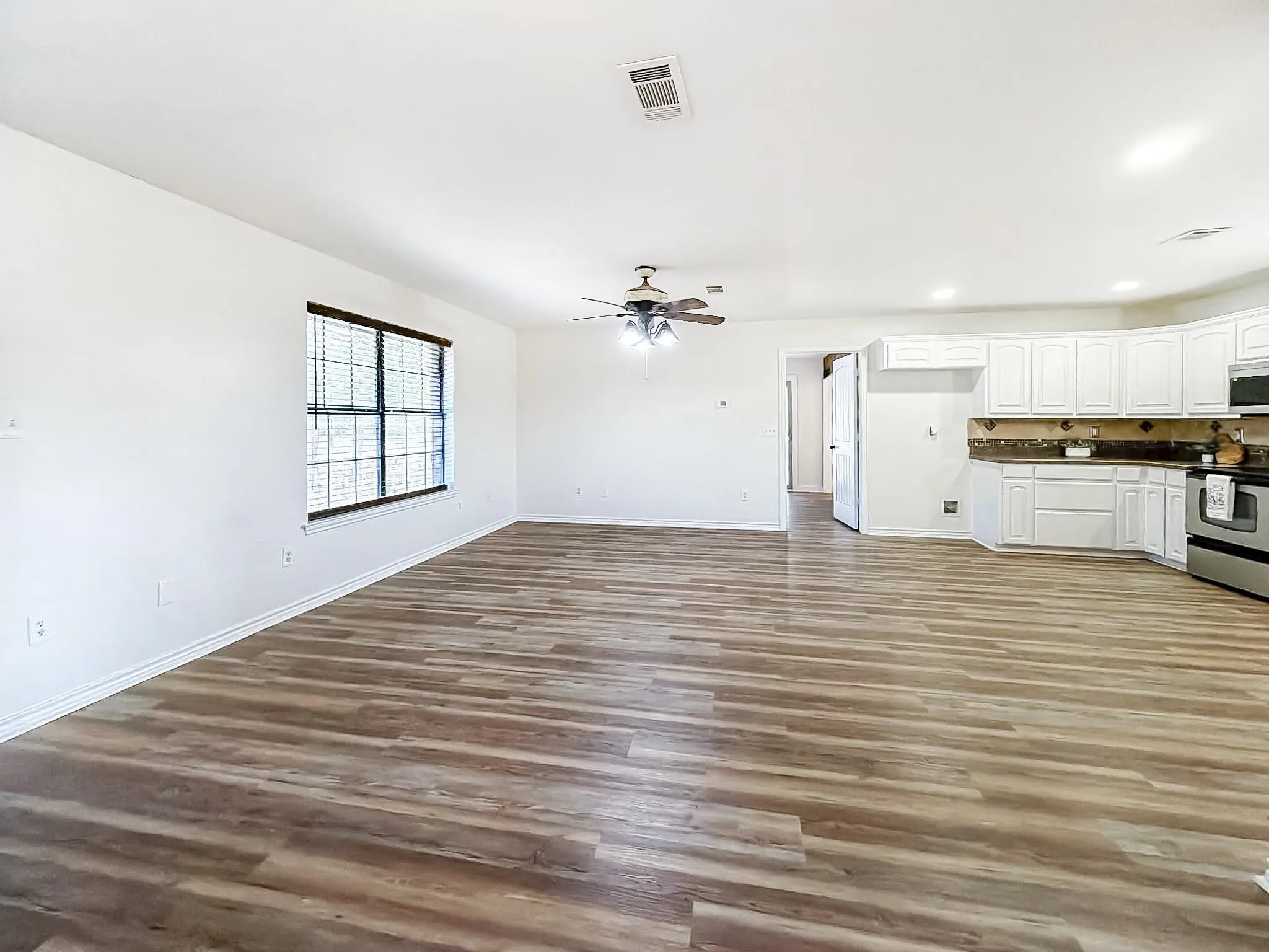 Single Family Residence For Sale in Cooke County , 697 County Road 166, Whitesboro, Texas 76273, 3 Bedroom, 2 Bathroom, Garage spaces, 1,287 Sqft, built in 2006, Price $369,000, mls#21356093, Real Estate Agent in Whitesboro, Homes For Sale in Cooke county, Homes For Sale in Whitesboro, Realtor in Whitesboro Texas, Real Estate Brokerage Independent Realty Texas, Luminita Cordes Realtor