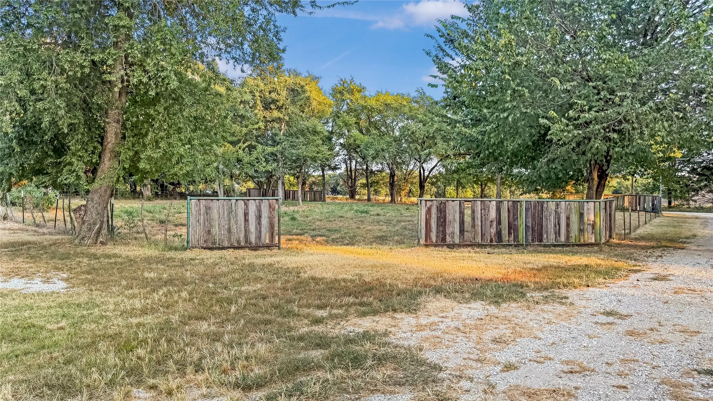 Single Family Residence For Sale in Cooke County , 697 County Road 166, Whitesboro, Texas 76273, 3 Bedroom, 2 Bathroom, Garage spaces, 1,287 Sqft, built in 2006, Price $369,000, mls#21356093, Real Estate Agent in Whitesboro, Homes For Sale in Cooke county, Homes For Sale in Whitesboro, Realtor in Whitesboro Texas, Real Estate Brokerage Independent Realty Texas, Luminita Cordes Realtor