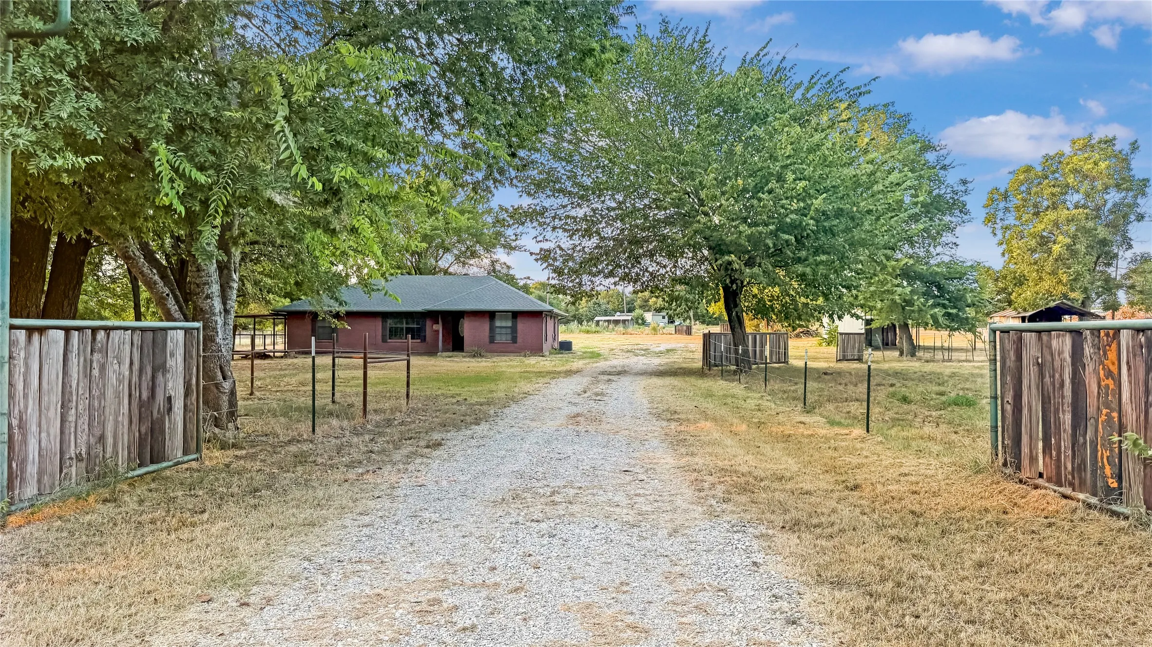 Single Family Residence For Sale in Cooke County , 697 County Road 166, Whitesboro, Texas 76273, 3 Bedroom, 2 Bathroom, Garage spaces, 1,287 Sqft, built in 2006, Price $369,000, mls#21356093, Real Estate Agent in Whitesboro, Homes For Sale in Cooke county, Homes For Sale in Whitesboro, Realtor in Whitesboro Texas, Real Estate Brokerage Independent Realty Texas, Luminita Cordes Realtor