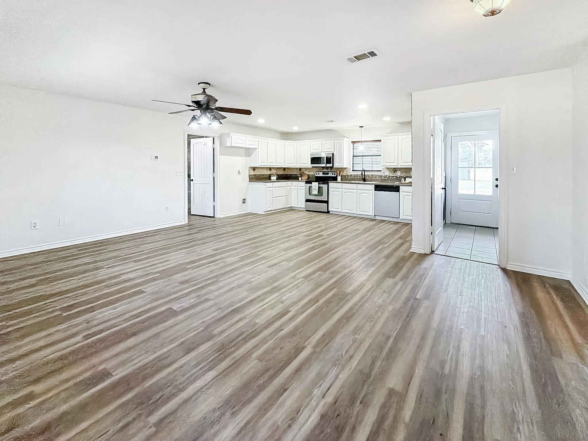 Single Family Residence For Sale in Cooke County , 697 County Road 166, Whitesboro, Texas 76273, 3 Bedroom, 2 Bathroom, Garage spaces, 1,287 Sqft, built in 2006, Price $369,000, mls#21356093, Real Estate Agent in Whitesboro, Homes For Sale in Cooke county, Homes For Sale in Whitesboro, Realtor in Whitesboro Texas, Real Estate Brokerage Independent Realty Texas, Luminita Cordes Realtor