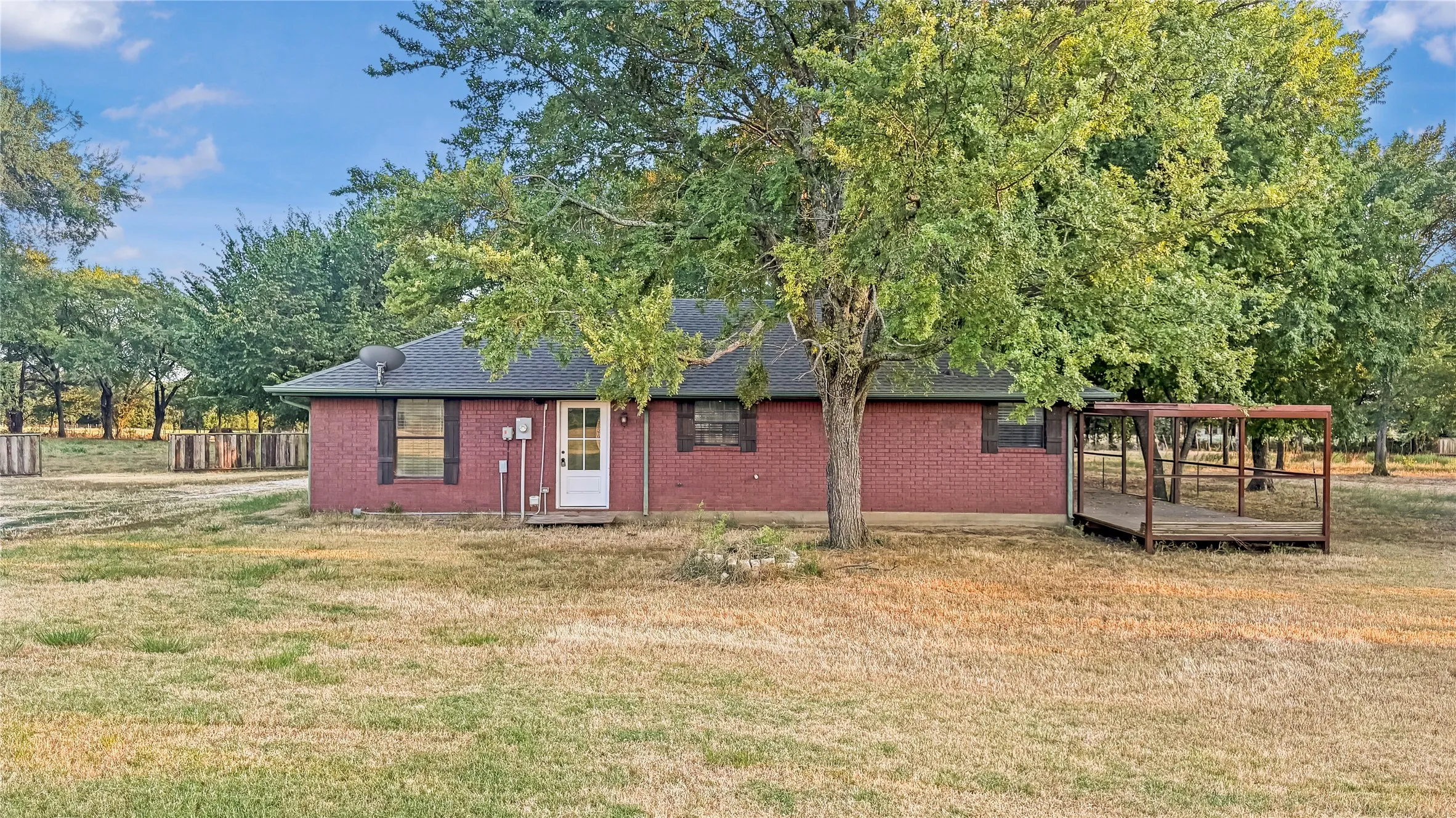 Single Family Residence For Sale in Cooke County , 697 County Road 166, Whitesboro, Texas 76273, 3 Bedroom, 2 Bathroom, Garage spaces, 1,287 Sqft, built in 2006, Price $369,000, mls#21356093, Real Estate Agent in Whitesboro, Homes For Sale in Cooke county, Homes For Sale in Whitesboro, Realtor in Whitesboro Texas, Real Estate Brokerage Independent Realty Texas, Luminita Cordes Realtor