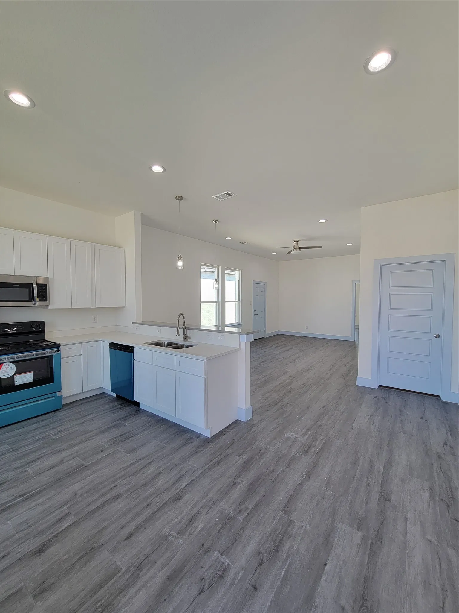 Single Family Residence For Rent in Dallas County , 3336 Noor Street, Dallas, Texas 75233, 4 Bedroom, 2 Bathroom, 2 Garage spaces, 1,490 Sqft, built in 2022, Price $2,400, mls#21356195, Real Estate Agent in Dallas, Homes For Rent in Dallas county, Homes For Rent in Dallas, Realtor in Dallas Texas, Real Estate Brokerage Independent Realty Texas, Luminita Cordes Realtor