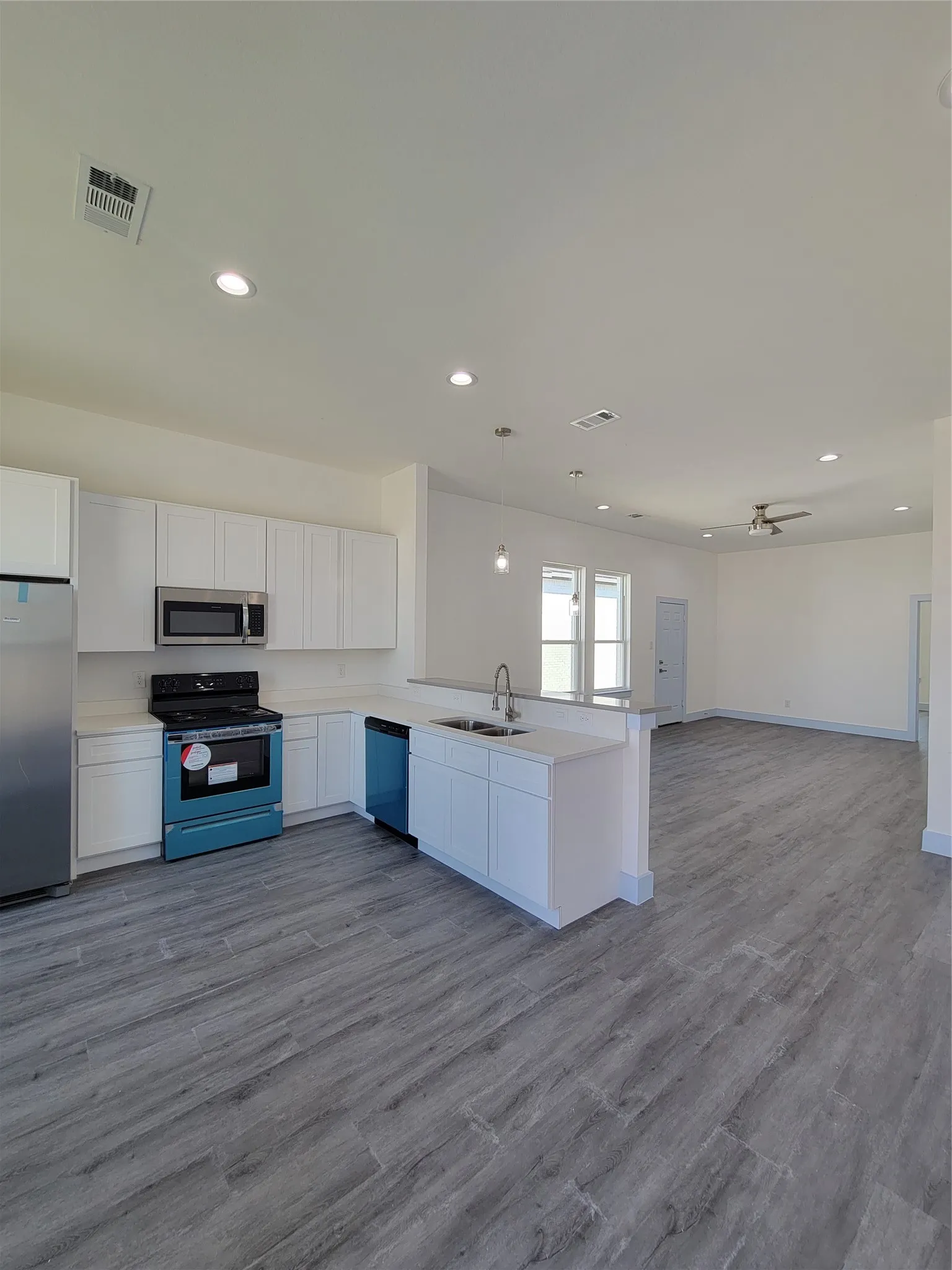 Single Family Residence For Rent in Dallas County , 3336 Noor Street, Dallas, Texas 75233, 4 Bedroom, 2 Bathroom, 2 Garage spaces, 1,490 Sqft, built in 2022, Price $2,400, mls#21356195, Real Estate Agent in Dallas, Homes For Rent in Dallas county, Homes For Rent in Dallas, Realtor in Dallas Texas, Real Estate Brokerage Independent Realty Texas, Luminita Cordes Realtor