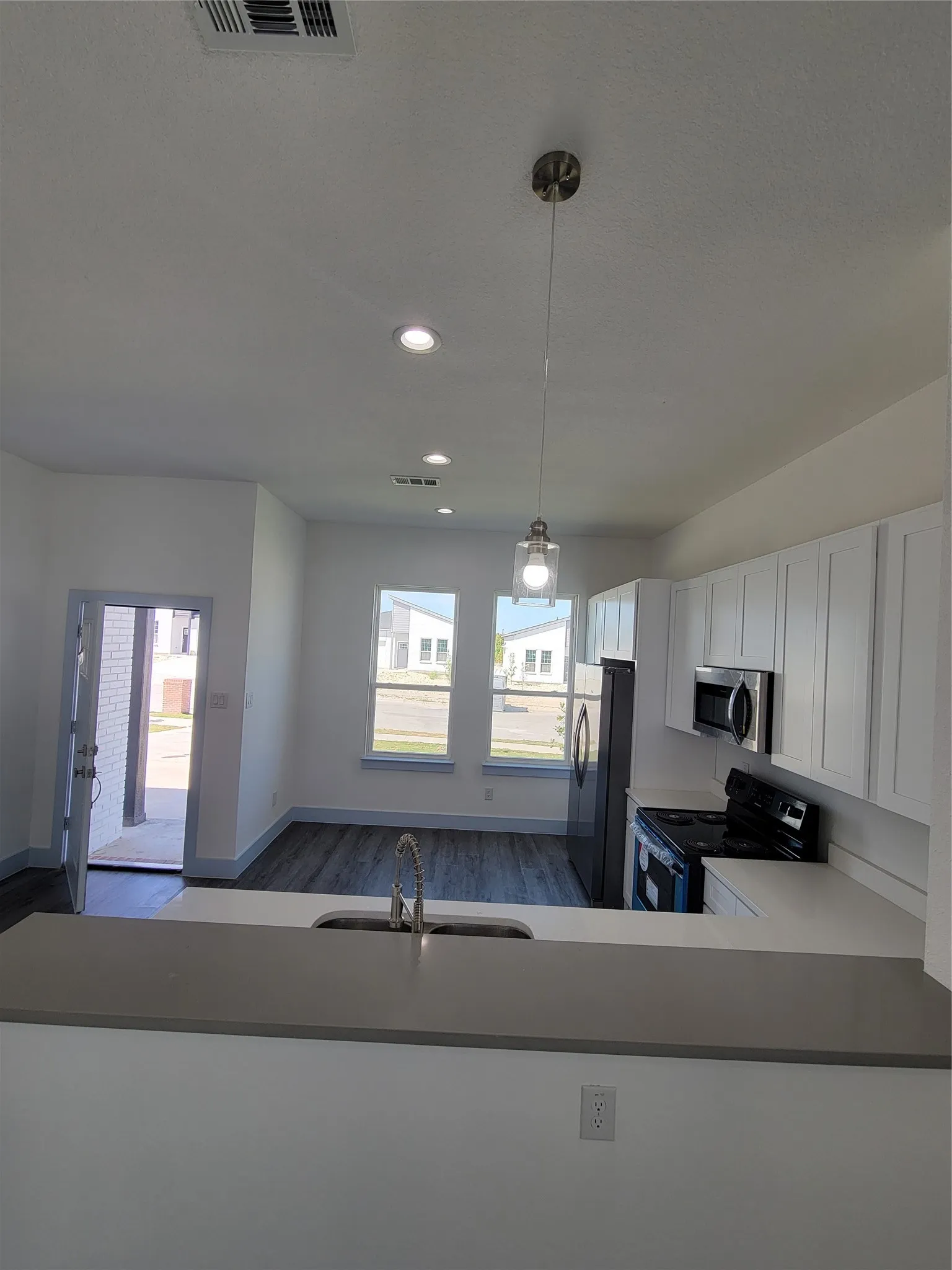 Single Family Residence For Rent in Dallas County , 3336 Noor Street, Dallas, Texas 75233, 4 Bedroom, 2 Bathroom, 2 Garage spaces, 1,490 Sqft, built in 2022, Price $2,400, mls#21356195, Real Estate Agent in Dallas, Homes For Rent in Dallas county, Homes For Rent in Dallas, Realtor in Dallas Texas, Real Estate Brokerage Independent Realty Texas, Luminita Cordes Realtor