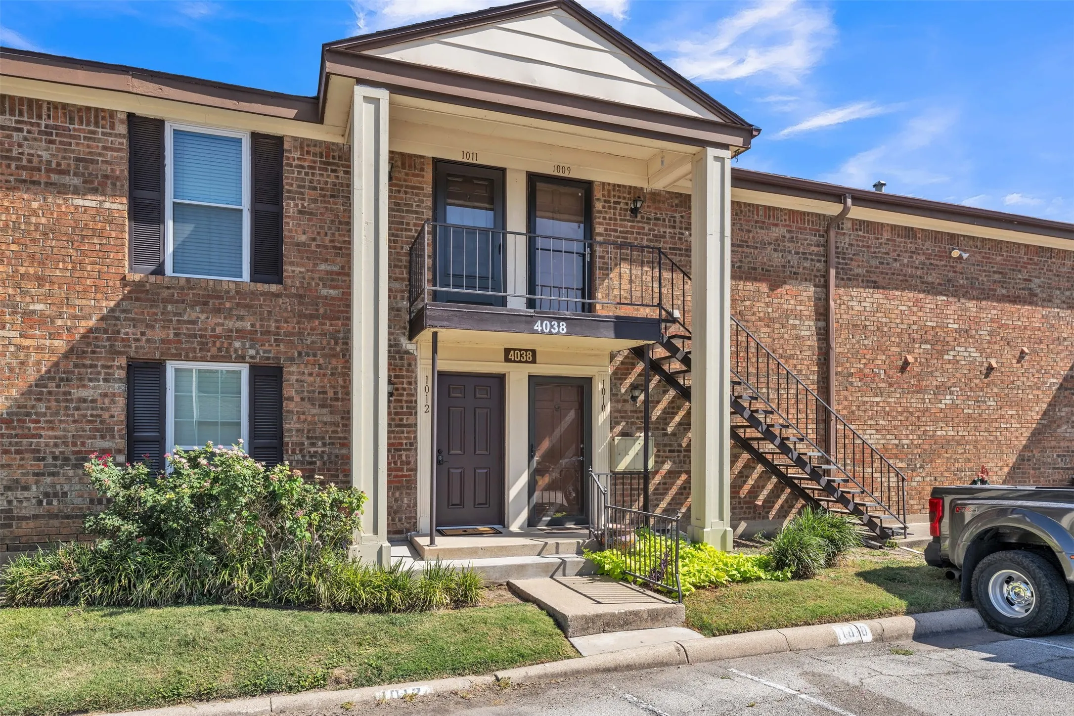 Condominium For Rent in Tarrant County , 4038 Ridglea Country Club Drive 1011, Fort Worth, Texas 76126, 1 Bedroom, 1 Bathroom, Garage spaces, 936 Sqft, built in 1968, mls#21355115, Real Estate Agent in Fort Worth, Homes For Rent in Tarrant county, Homes For Rent in Fort Worth, Realtor in Fort Worth Texas, Real Estate Brokerage Independent Realty Texas, Luminita Cordes Realtor