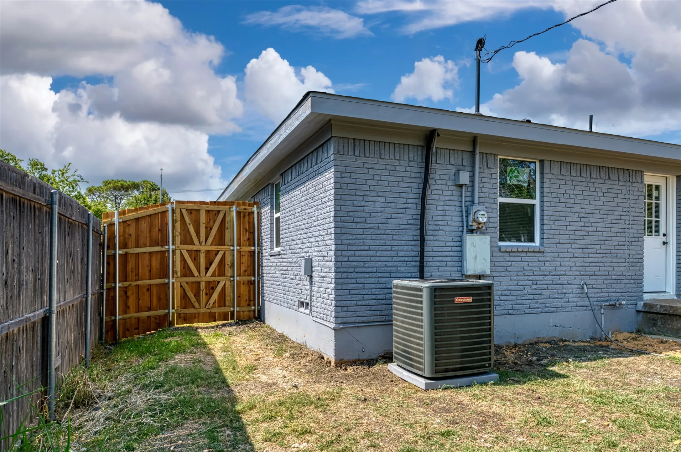 Single Family Residence For Sale in Dallas County , 1409 W Bruton Road, Mesquite, Texas 75149, 3 Bedroom, 2 Bathroom, Garage spaces, 1,361 Sqft, built in 1960, mls#21353981, Real Estate Agent in Mesquite, Homes For Sale in Dallas county, Homes For Sale in Mesquite, Realtor in Mesquite Texas, Real Estate Brokerage Independent Realty Texas, Luminita Cordes Realtor