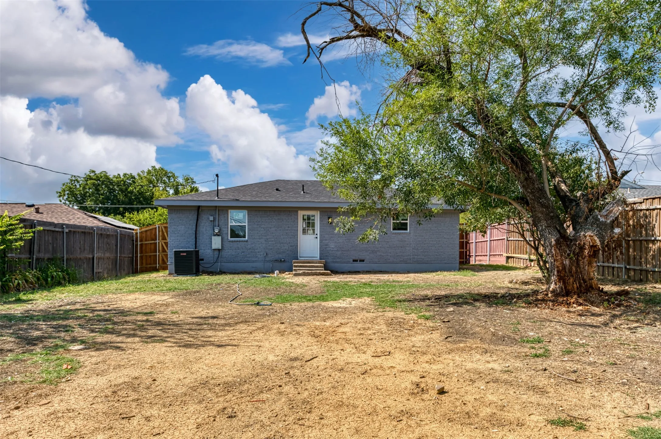Single Family Residence For Sale in Dallas County , 1409 W Bruton Road, Mesquite, Texas 75149, 3 Bedroom, 2 Bathroom, Garage spaces, 1,361 Sqft, built in 1960, mls#21353981, Real Estate Agent in Mesquite, Homes For Sale in Dallas county, Homes For Sale in Mesquite, Realtor in Mesquite Texas, Real Estate Brokerage Independent Realty Texas, Luminita Cordes Realtor