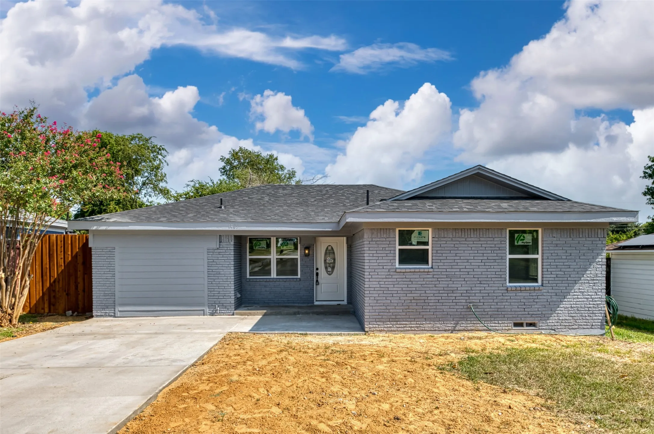 Single Family Residence For Sale in Dallas County , 1409 W Bruton Road, Mesquite, Texas 75149, 3 Bedroom, 2 Bathroom, Garage spaces, 1,361 Sqft, built in 1960, mls#21353981, Real Estate Agent in Mesquite, Homes For Sale in Dallas county, Homes For Sale in Mesquite, Realtor in Mesquite Texas, Real Estate Brokerage Independent Realty Texas, Luminita Cordes Realtor