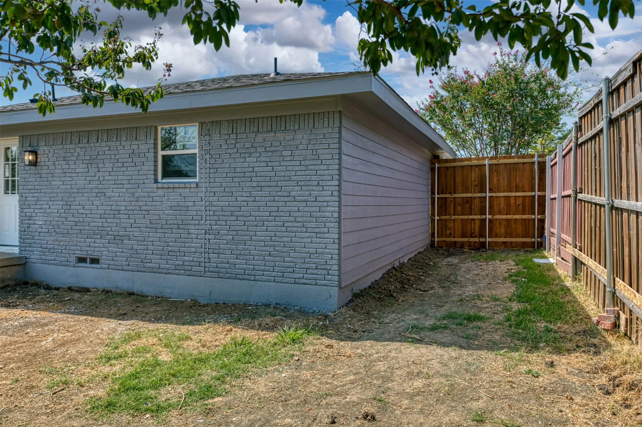 Single Family Residence For Sale in Dallas County , 1409 W Bruton Road, Mesquite, Texas 75149, 3 Bedroom, 2 Bathroom, Garage spaces, 1,361 Sqft, built in 1960, mls#21353981, Real Estate Agent in Mesquite, Homes For Sale in Dallas county, Homes For Sale in Mesquite, Realtor in Mesquite Texas, Real Estate Brokerage Independent Realty Texas, Luminita Cordes Realtor