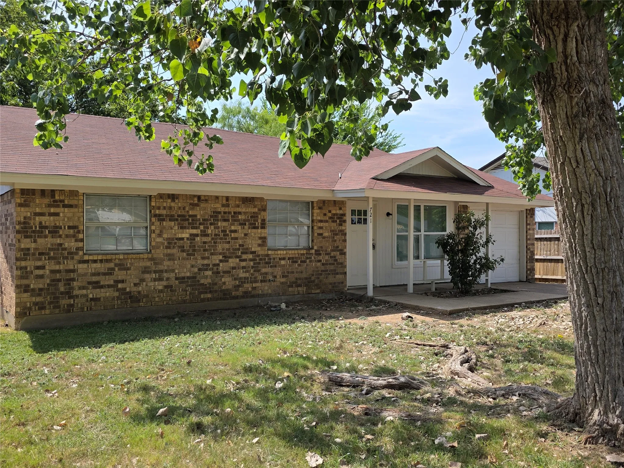 Single Family Residence For Rent in Johnson County , 721 N Cummings Drive, Alvarado, Texas 76009, 3 Bedroom, 2 Bathroom, 1 Garage spaces, 1,354 Sqft, built in 1984, mls#21356242, Real Estate Agent in Alvarado, Homes For Rent in Johnson county, Homes For Rent in Alvarado, Realtor in Alvarado Texas, Real Estate Brokerage Independent Realty Texas, Luminita Cordes Realtor