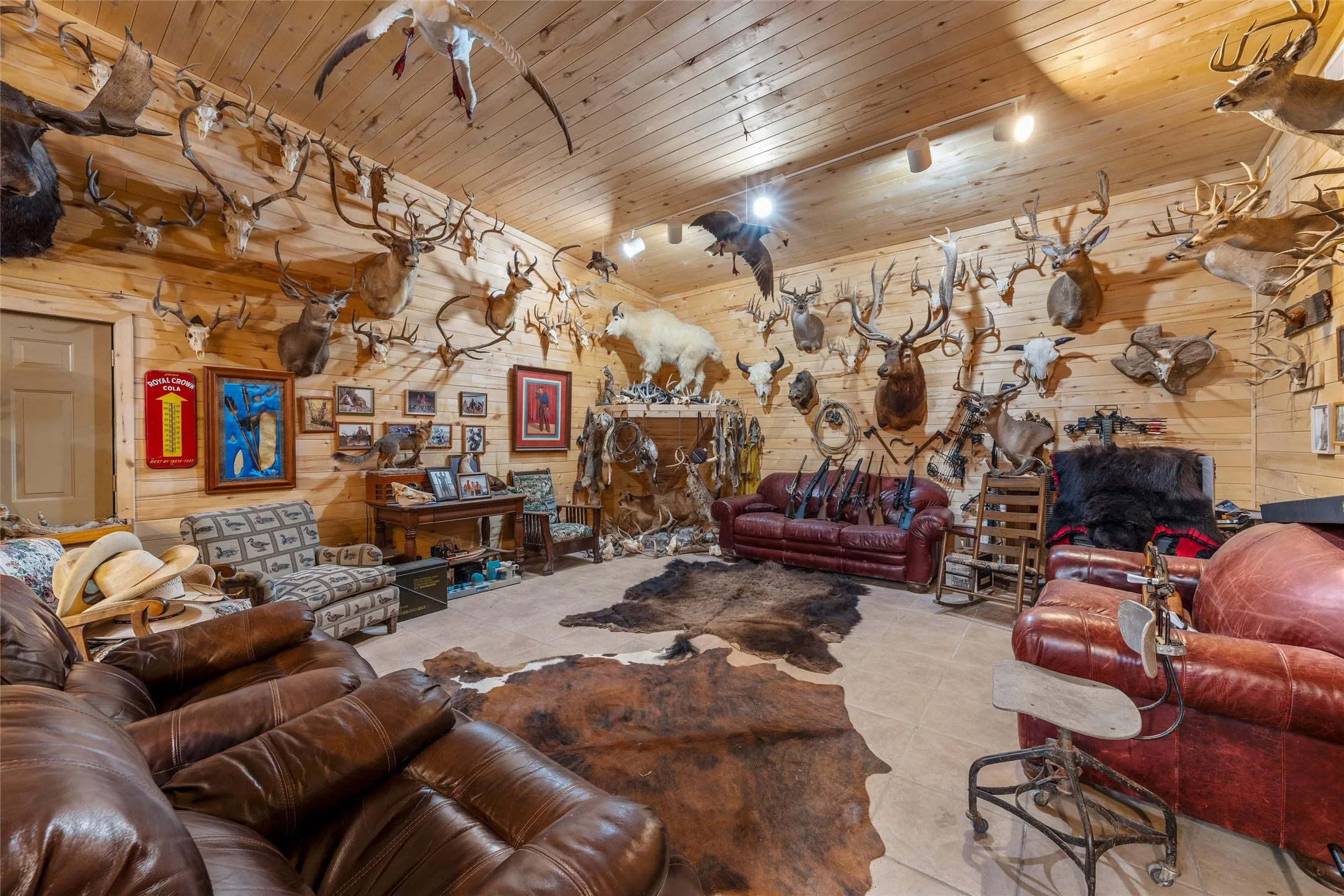 Farm For Sale in Hill County , 108 Mabry Lane, Whitney, Texas 76692, 3 Bedroom, 4 Bathroom, 4 Garage spaces, 3,150 Sqft, built in 2000, mls#21355478, Real Estate Agent in Whitney, Homes For Sale in Hill county, Homes For Sale in Whitney, Realtor in Whitney Texas, Real Estate Brokerage Independent Realty Texas, Luminita Cordes Realtor