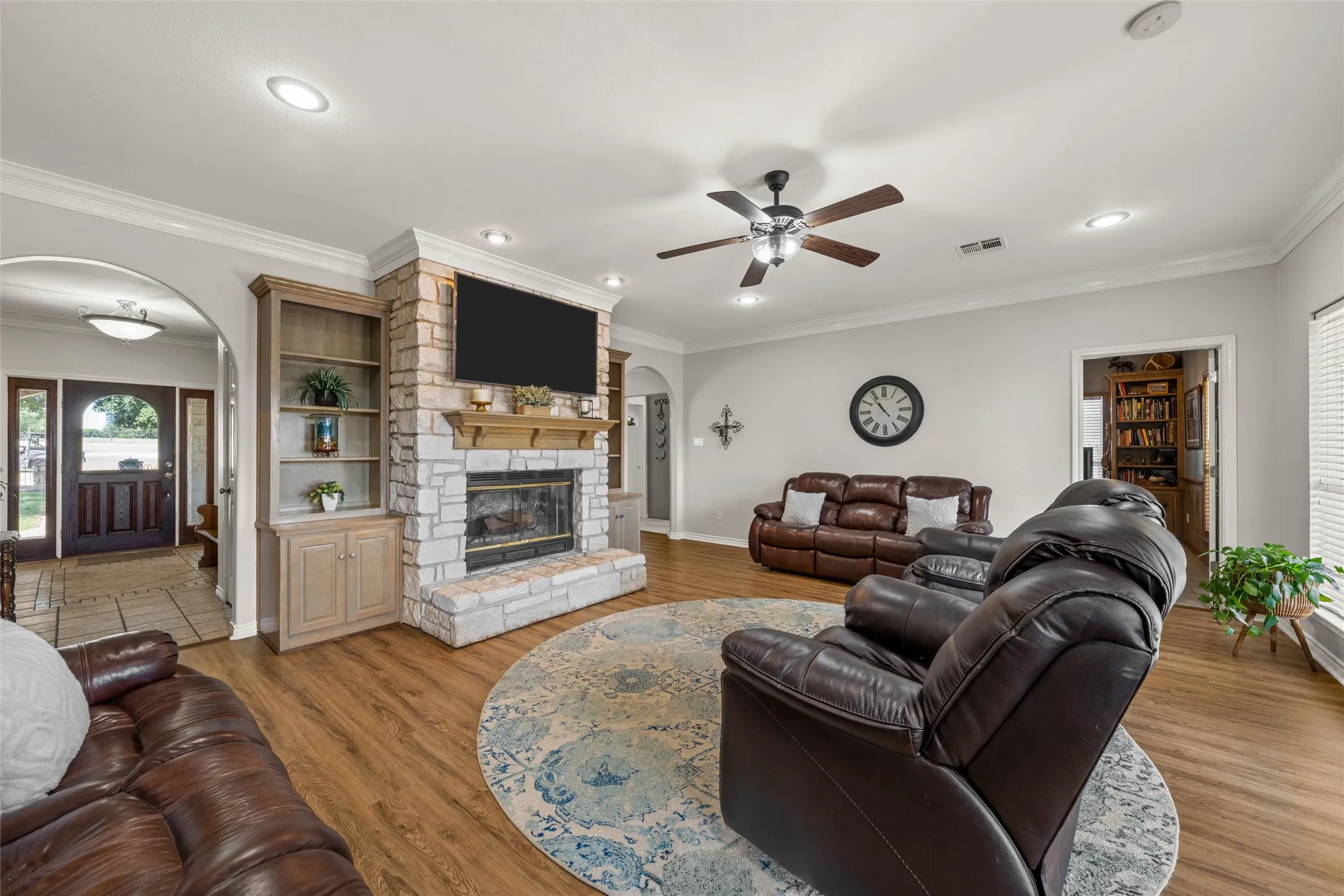 Farm For Sale in Hill County , 108 Mabry Lane, Whitney, Texas 76692, 3 Bedroom, 4 Bathroom, 4 Garage spaces, 3,150 Sqft, built in 2000, mls#21355478, Real Estate Agent in Whitney, Homes For Sale in Hill county, Homes For Sale in Whitney, Realtor in Whitney Texas, Real Estate Brokerage Independent Realty Texas, Luminita Cordes Realtor