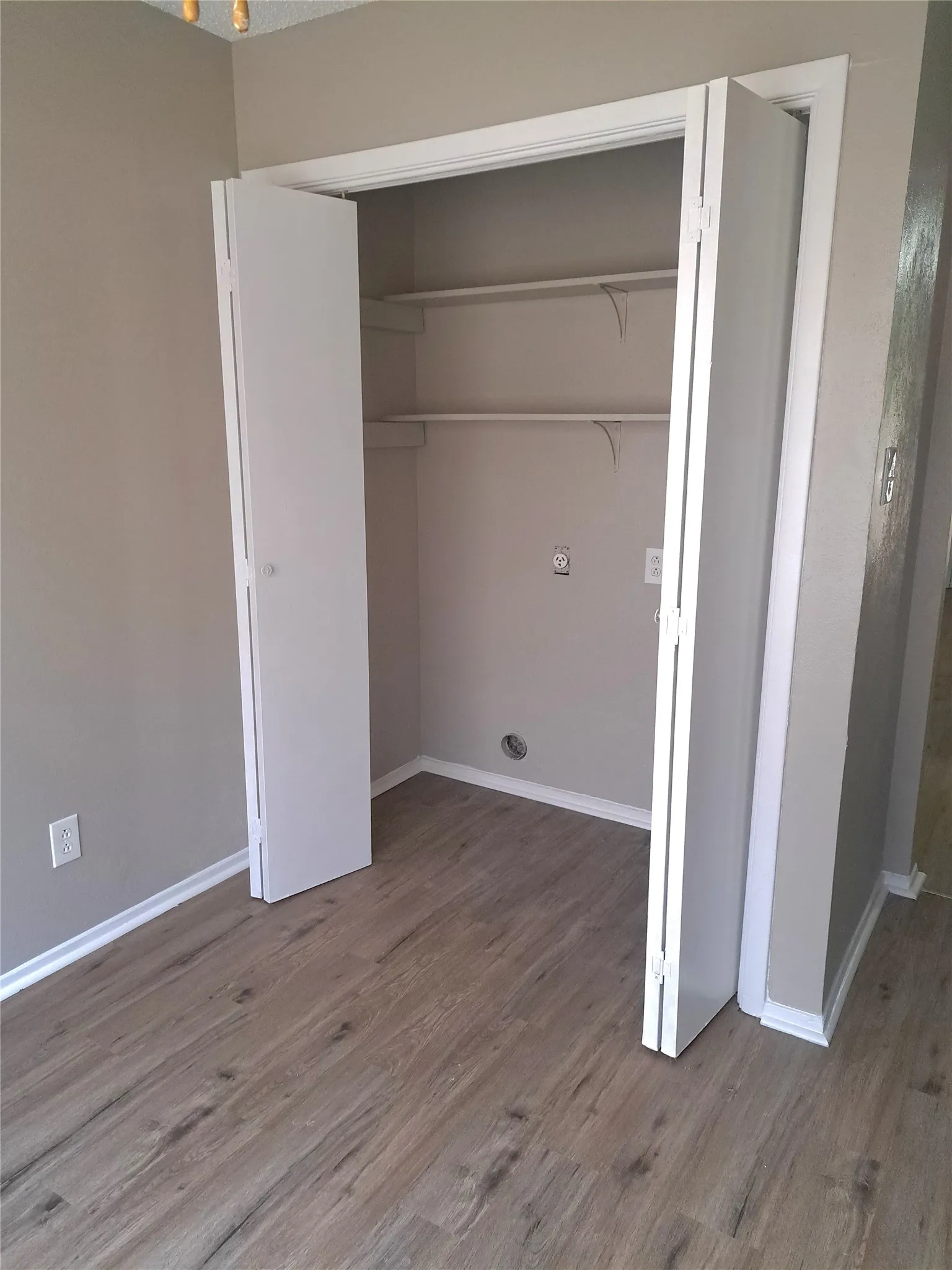 Duplex For Rent in Tarrant County , 1125 Highbush Drive 1127, Benbrook, Texas 76126, 2 Bedroom, 2 Bathroom, Garage spaces, 1,116 Sqft, built in 1982, Price $1,495, mls#21342154, Real Estate Agent in Benbrook, Homes For Rent in Tarrant county, Homes For Rent in Benbrook, Realtor in Benbrook Texas, Real Estate Brokerage Independent Realty Texas, Luminita Cordes Realtor