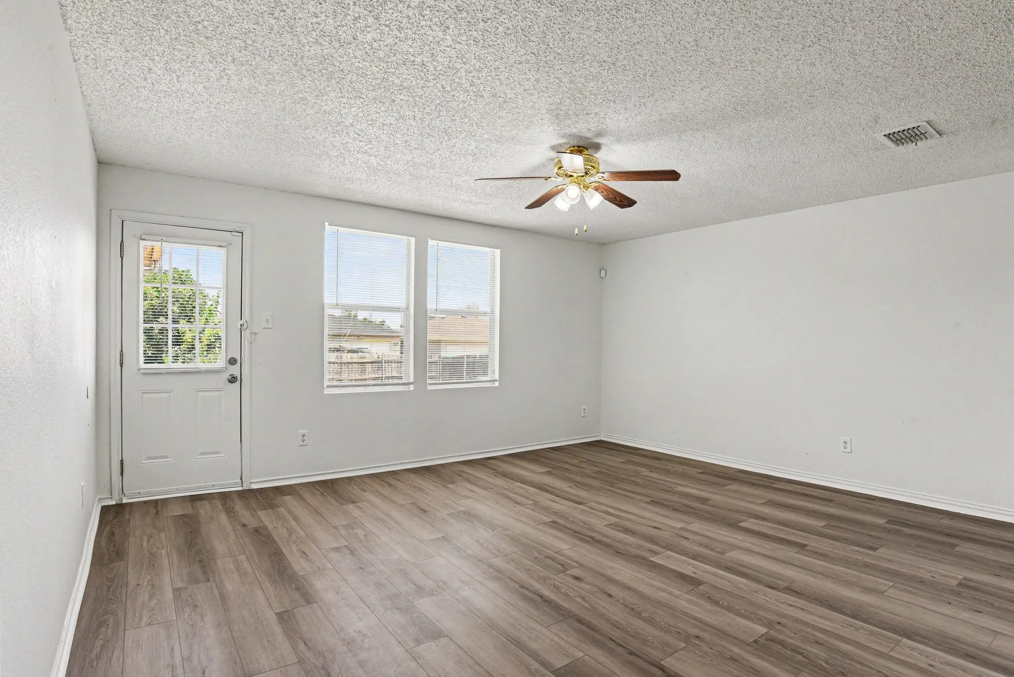 Single Family Residence For Rent in Dallas County , 1424 Junction Run, Mesquite, Texas 75181, 3 Bedroom, 2 Bathroom, 2 Garage spaces, 1,389 Sqft, built in 2005, Price $2,695, mls#21354202, Real Estate Agent in Mesquite, Homes For Rent in Dallas county, Homes For Rent in Mesquite, Realtor in Mesquite Texas, Real Estate Brokerage Independent Realty Texas, Luminita Cordes Realtor