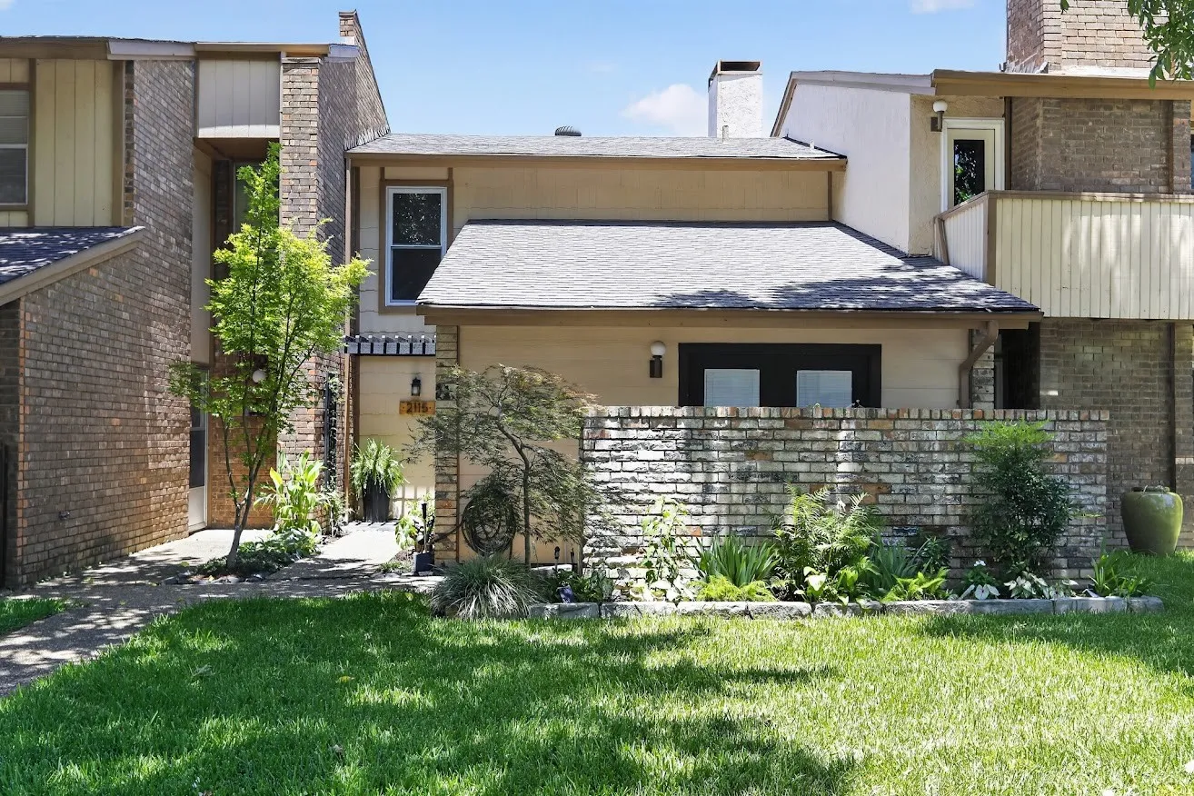 Townhouse For Sale in Tarrant County , 2115 Warnford Place, Arlington, Texas 76015, 3 Bedroom, 3 Bathroom, 2 Garage spaces, 1,400 Sqft, built in 1973, mls#21355926, Real Estate Agent in Arlington, Homes For Sale in Tarrant county, Homes For Sale in Arlington, Realtor in Arlington Texas, Real Estate Brokerage Independent Realty Texas, Luminita Cordes Realtor