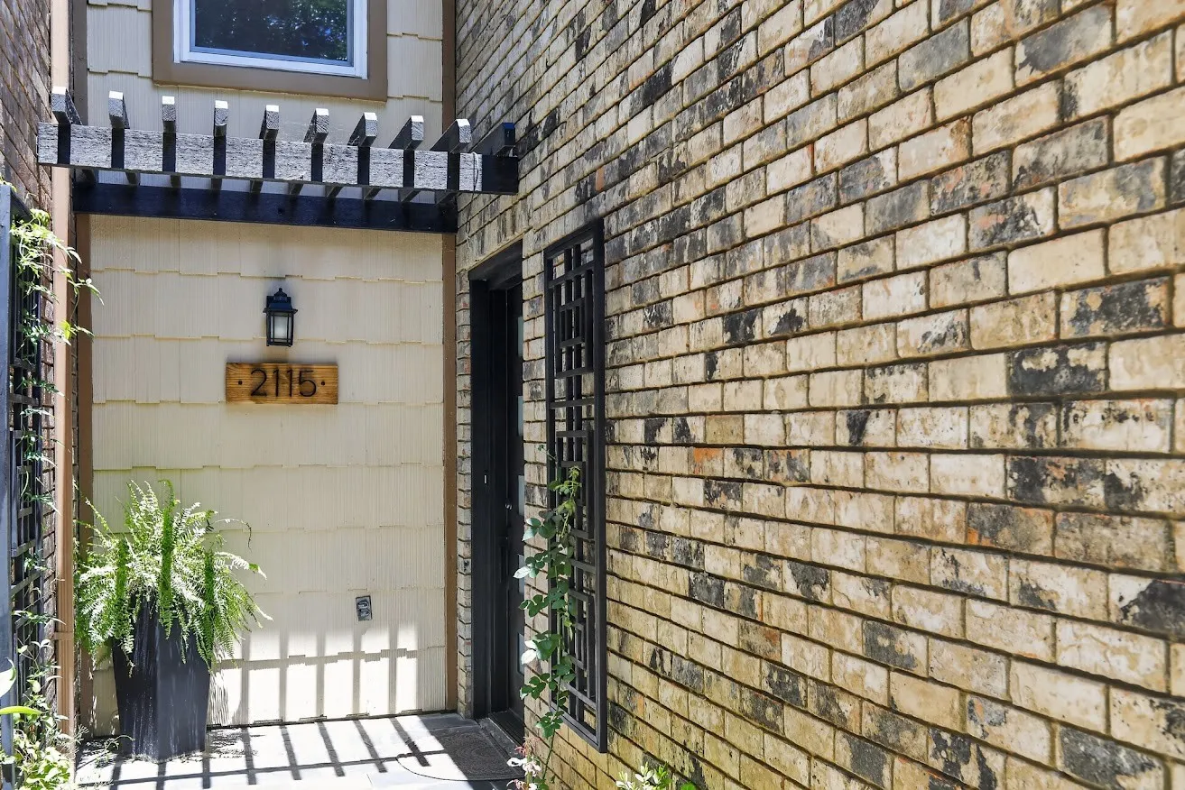 Townhouse For Sale in Tarrant County , 2115 Warnford Place, Arlington, Texas 76015, 3 Bedroom, 3 Bathroom, 2 Garage spaces, 1,400 Sqft, built in 1973, mls#21355926, Real Estate Agent in Arlington, Homes For Sale in Tarrant county, Homes For Sale in Arlington, Realtor in Arlington Texas, Real Estate Brokerage Independent Realty Texas, Luminita Cordes Realtor
