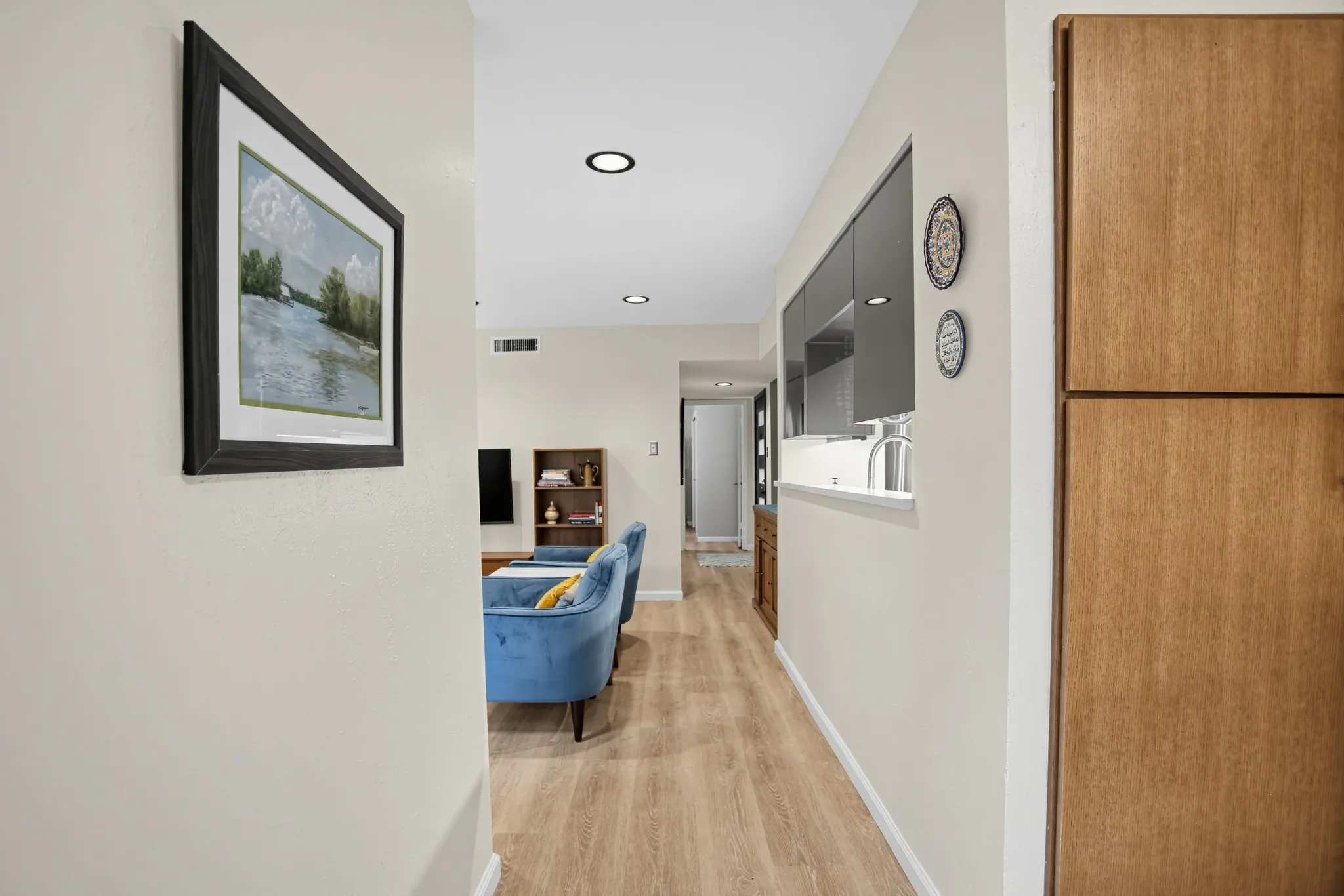 Townhouse For Sale in Tarrant County , 2115 Warnford Place, Arlington, Texas 76015, 3 Bedroom, 3 Bathroom, 2 Garage spaces, 1,400 Sqft, built in 1973, mls#21355926, Real Estate Agent in Arlington, Homes For Sale in Tarrant county, Homes For Sale in Arlington, Realtor in Arlington Texas, Real Estate Brokerage Independent Realty Texas, Luminita Cordes Realtor