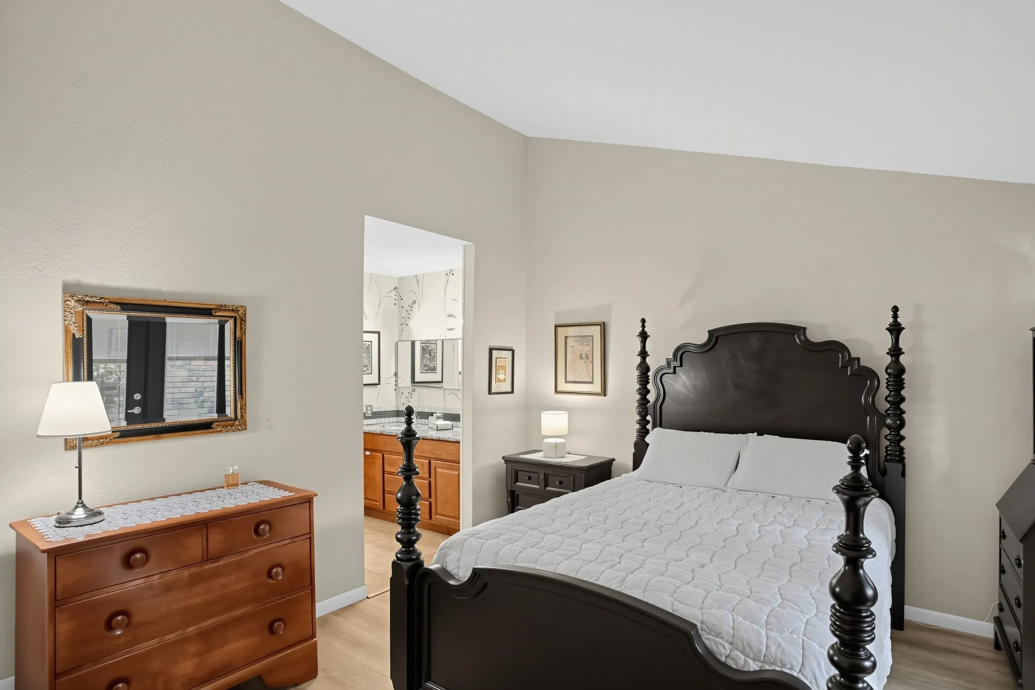 Townhouse For Sale in Tarrant County , 2115 Warnford Place, Arlington, Texas 76015, 3 Bedroom, 3 Bathroom, 2 Garage spaces, 1,400 Sqft, built in 1973, mls#21355926, Real Estate Agent in Arlington, Homes For Sale in Tarrant county, Homes For Sale in Arlington, Realtor in Arlington Texas, Real Estate Brokerage Independent Realty Texas, Luminita Cordes Realtor