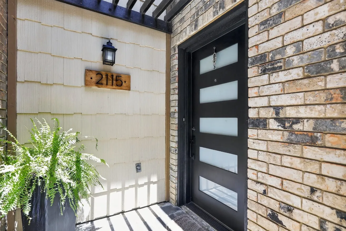 Townhouse For Sale in Tarrant County , 2115 Warnford Place, Arlington, Texas 76015, 3 Bedroom, 3 Bathroom, 2 Garage spaces, 1,400 Sqft, built in 1973, mls#21355926, Real Estate Agent in Arlington, Homes For Sale in Tarrant county, Homes For Sale in Arlington, Realtor in Arlington Texas, Real Estate Brokerage Independent Realty Texas, Luminita Cordes Realtor
