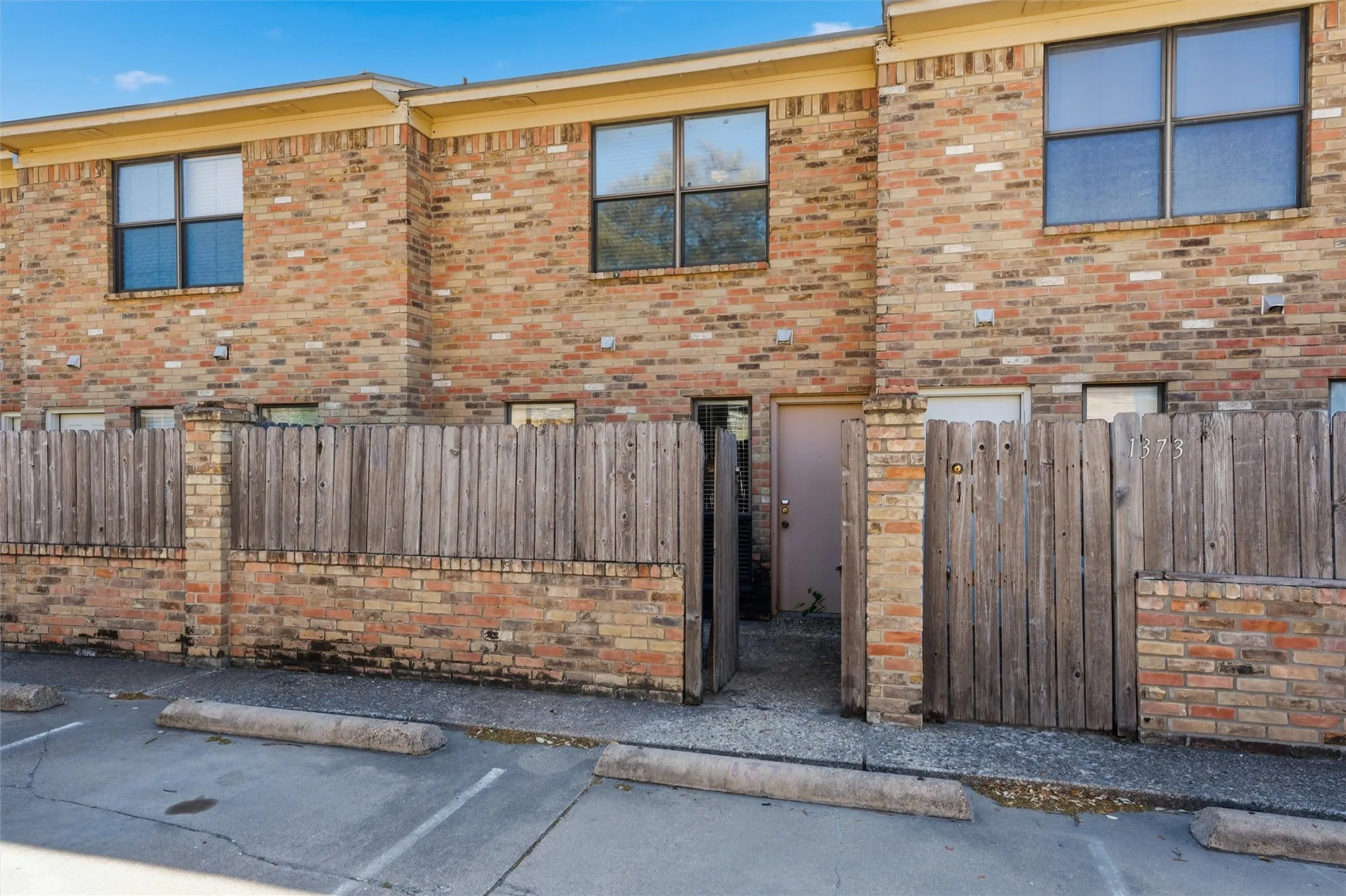 Condominium For Rent in Mc Lennan County , 1371 S 11th Street, Waco, Texas 76706, 2 Bedroom, 3 Bathroom, Garage spaces, 1,164 Sqft, built in 1983, mls#21356259, Real Estate Agent in Waco, Homes For Rent in Mc Lennan county, Homes For Rent in Waco, Realtor in Waco Texas, Real Estate Brokerage Independent Realty Texas, Luminita Cordes Realtor