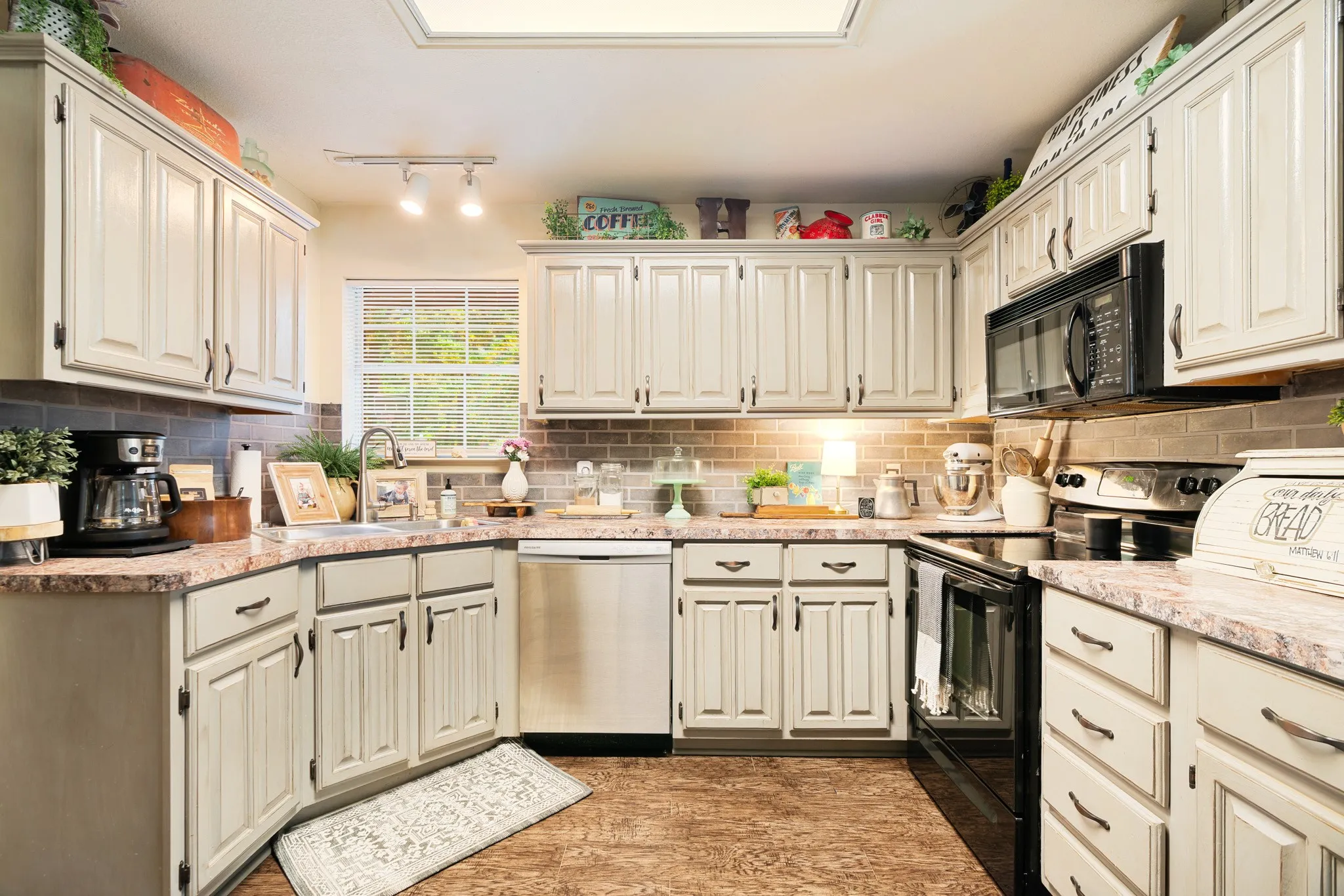 Single Family Residence For Sale in Lamar County , 245 Red Oak Lane, Powderly, Texas 75473, 3 Bedroom, 2 Bathroom, 2 Garage spaces, 1,994 Sqft, built in 1995, mls#21355209, Real Estate Agent in Powderly, Homes For Sale in Lamar county, Homes For Sale in Powderly, Realtor in Powderly Texas, Real Estate Brokerage Independent Realty Texas, Luminita Cordes Realtor