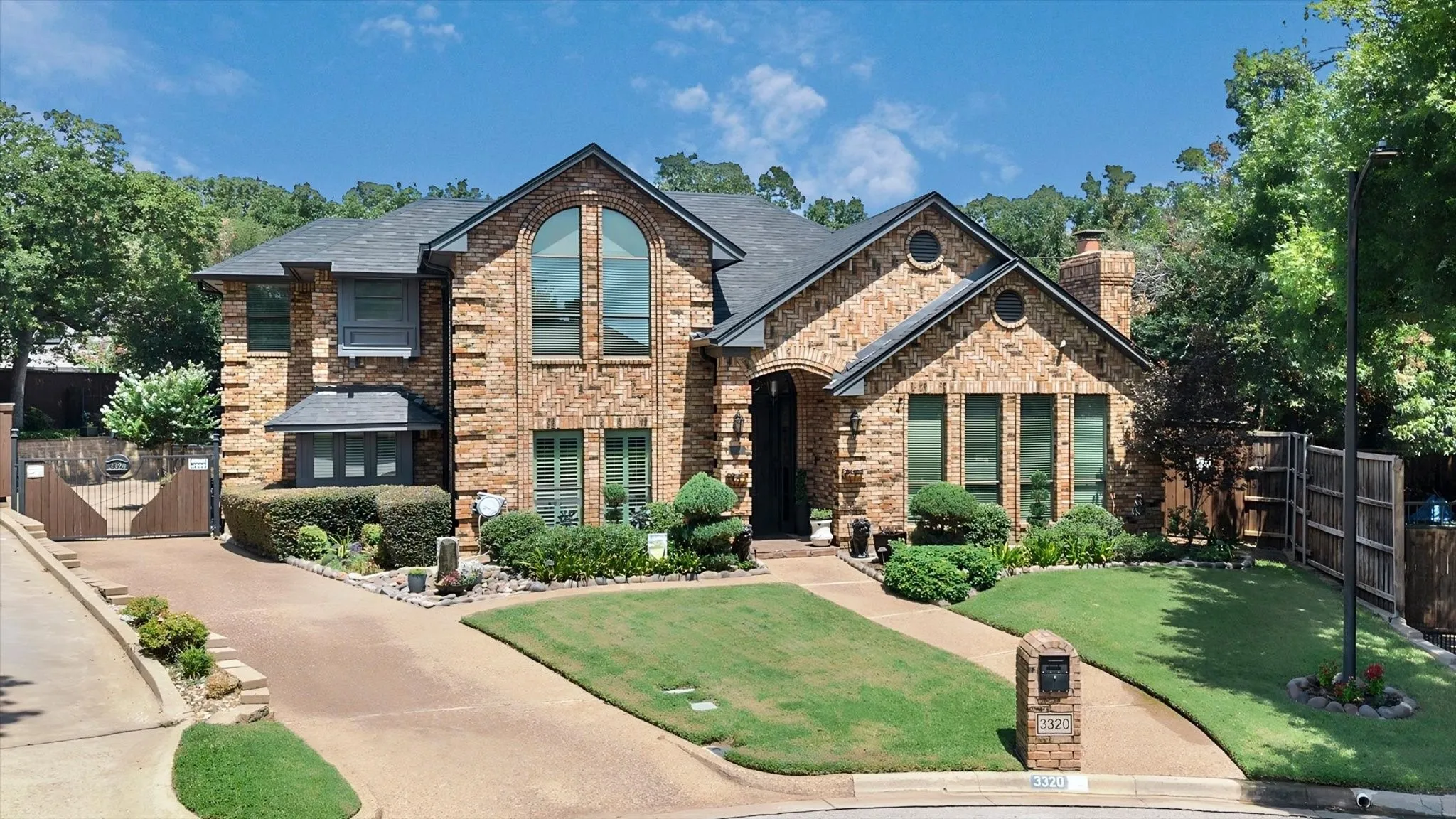 Single Family Residence For Sale in Tarrant County , 3320 Thorntree Court, Arlington, Texas 76016, 4 Bedroom, 4 Bathroom, 3 Garage spaces, 3,426 Sqft, built in 1986, mls#21355205, Real Estate Agent in Arlington, Homes For Sale in Tarrant county, Homes For Sale in Arlington, Realtor in Arlington Texas, Real Estate Brokerage Independent Realty Texas, Luminita Cordes Realtor