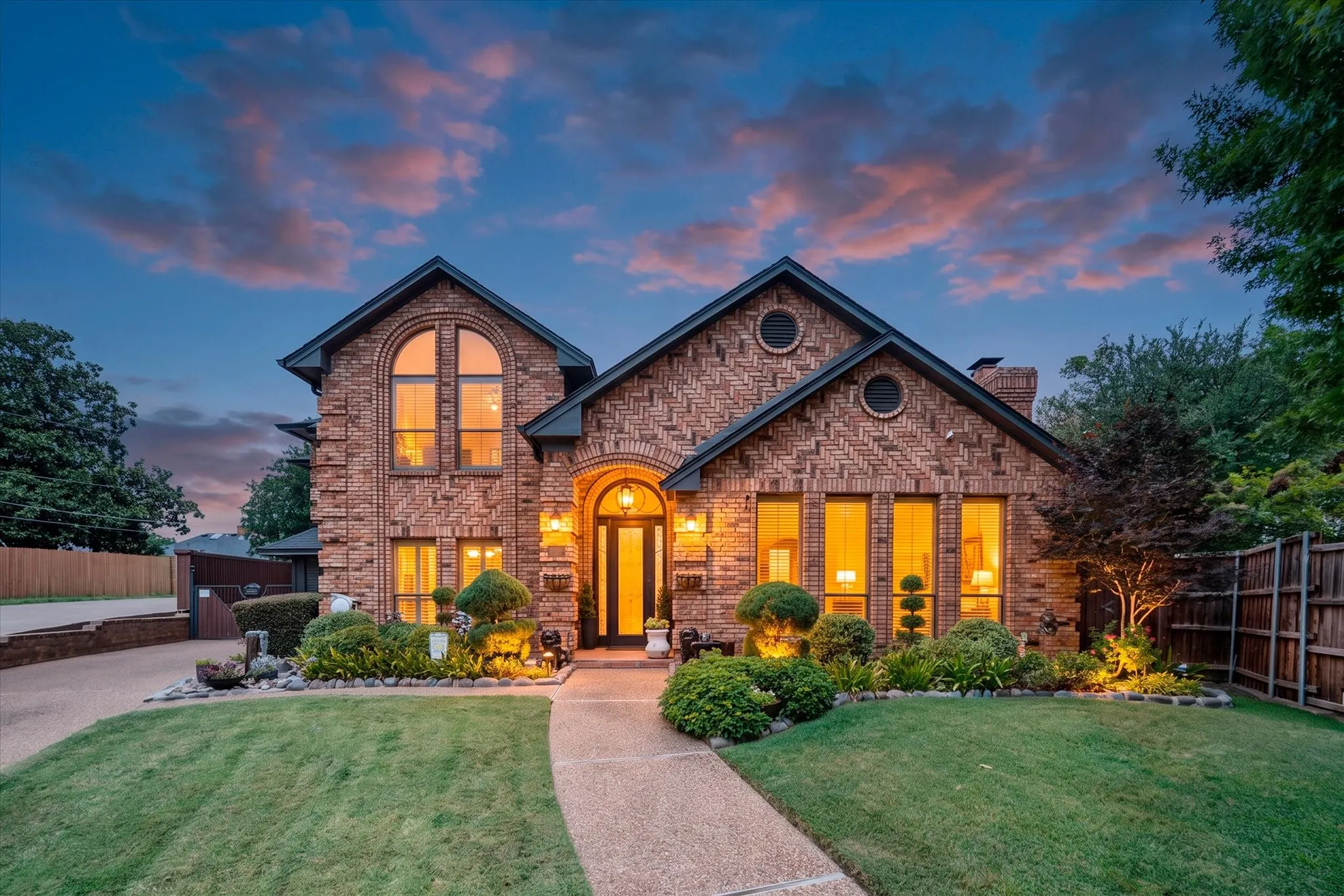 Single Family Residence For Sale in Tarrant County , 3320 Thorntree Court, Arlington, Texas 76016, 4 Bedroom, 4 Bathroom, 3 Garage spaces, 3,426 Sqft, built in 1986, mls#21355205, Real Estate Agent in Arlington, Homes For Sale in Tarrant county, Homes For Sale in Arlington, Realtor in Arlington Texas, Real Estate Brokerage Independent Realty Texas, Luminita Cordes Realtor