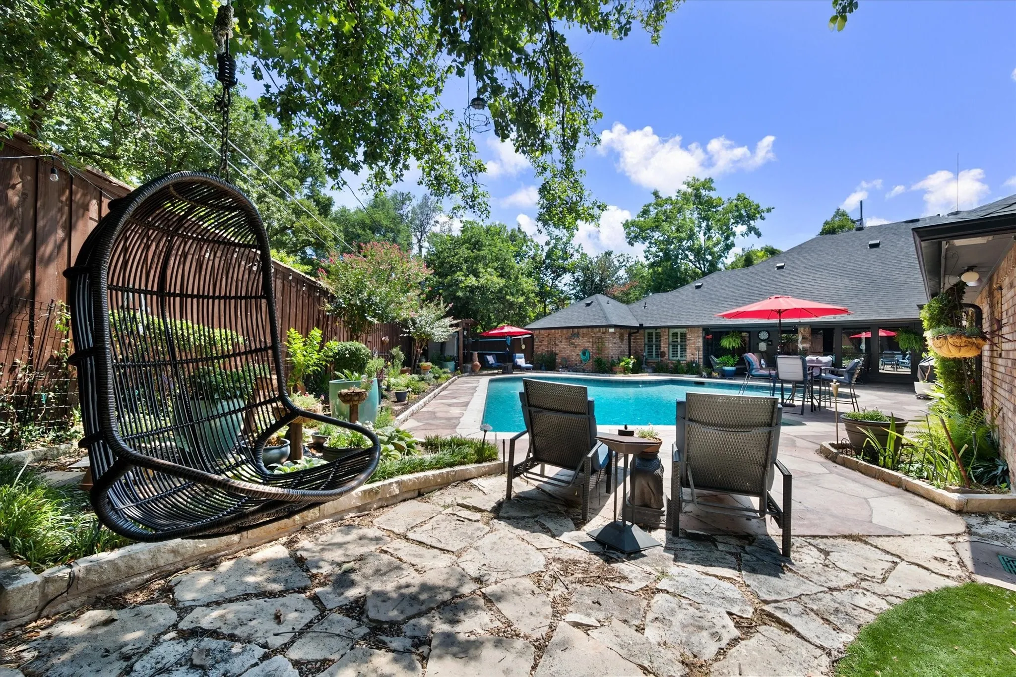 Single Family Residence For Sale in Tarrant County , 3320 Thorntree Court, Arlington, Texas 76016, 4 Bedroom, 4 Bathroom, 3 Garage spaces, 3,426 Sqft, built in 1986, mls#21355205, Real Estate Agent in Arlington, Homes For Sale in Tarrant county, Homes For Sale in Arlington, Realtor in Arlington Texas, Real Estate Brokerage Independent Realty Texas, Luminita Cordes Realtor