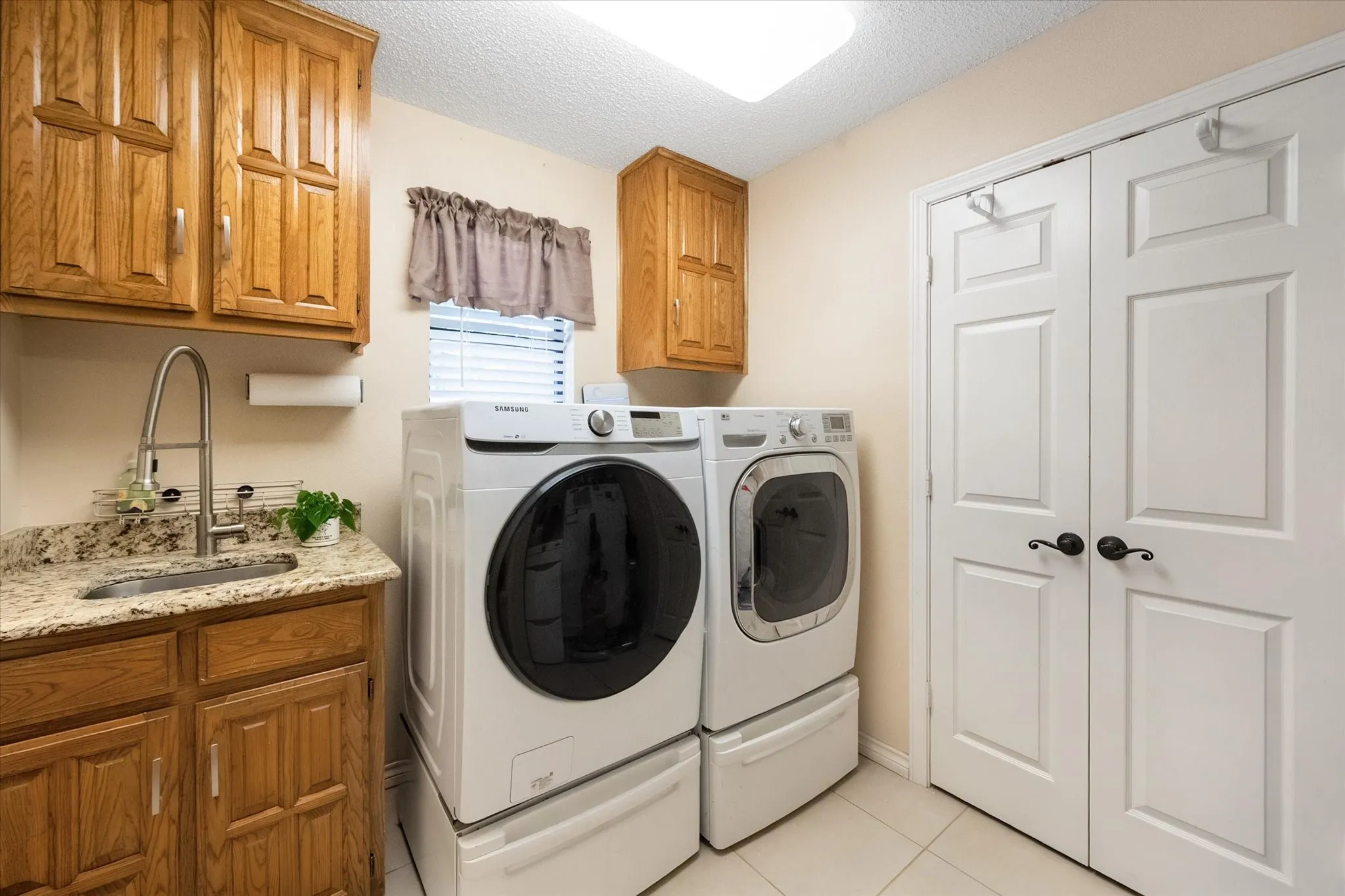 Single Family Residence For Sale in Tarrant County , 3320 Thorntree Court, Arlington, Texas 76016, 4 Bedroom, 4 Bathroom, 3 Garage spaces, 3,426 Sqft, built in 1986, mls#21355205, Real Estate Agent in Arlington, Homes For Sale in Tarrant county, Homes For Sale in Arlington, Realtor in Arlington Texas, Real Estate Brokerage Independent Realty Texas, Luminita Cordes Realtor