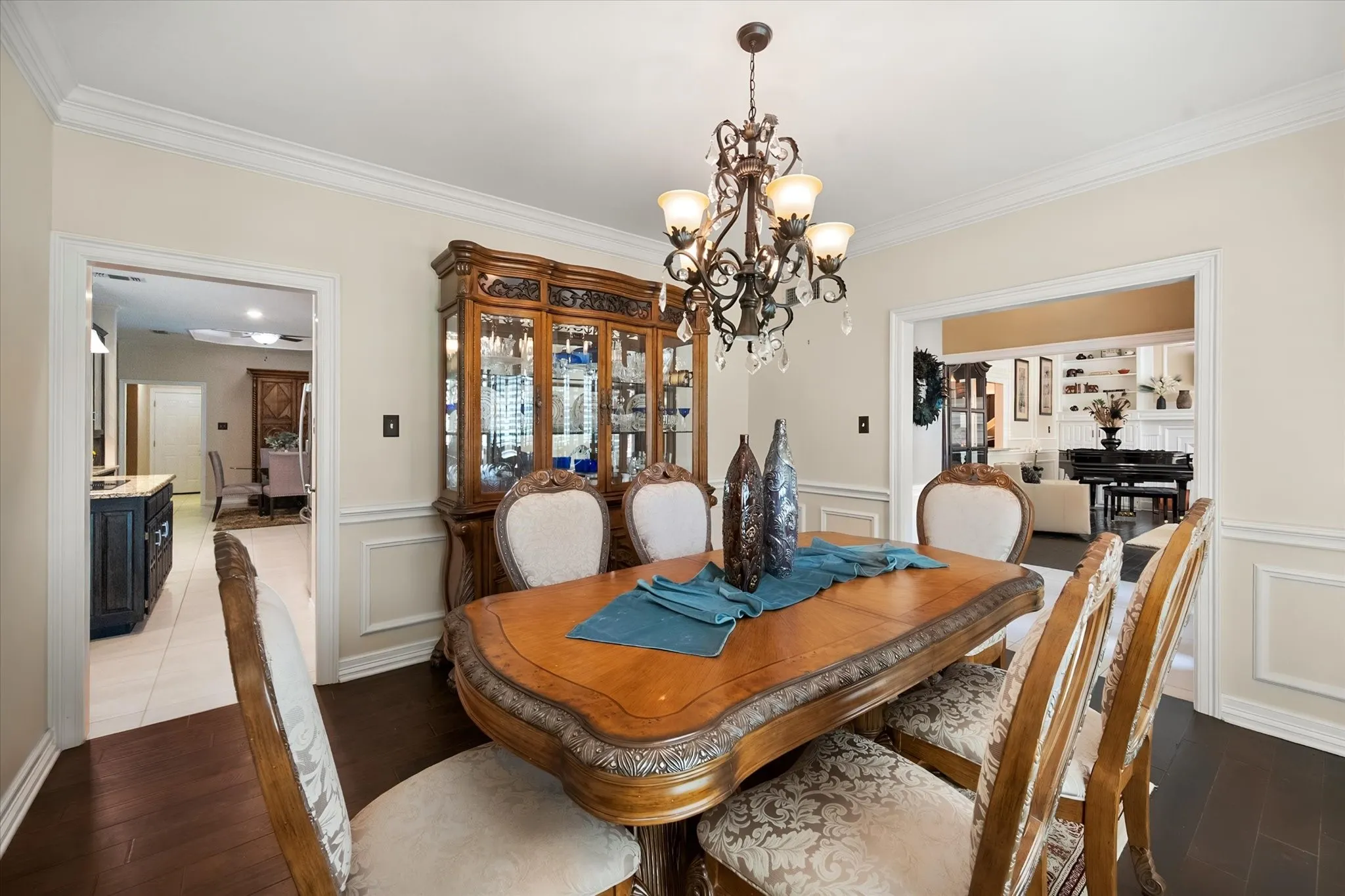 Single Family Residence For Sale in Tarrant County , 3320 Thorntree Court, Arlington, Texas 76016, 4 Bedroom, 4 Bathroom, 3 Garage spaces, 3,426 Sqft, built in 1986, mls#21355205, Real Estate Agent in Arlington, Homes For Sale in Tarrant county, Homes For Sale in Arlington, Realtor in Arlington Texas, Real Estate Brokerage Independent Realty Texas, Luminita Cordes Realtor