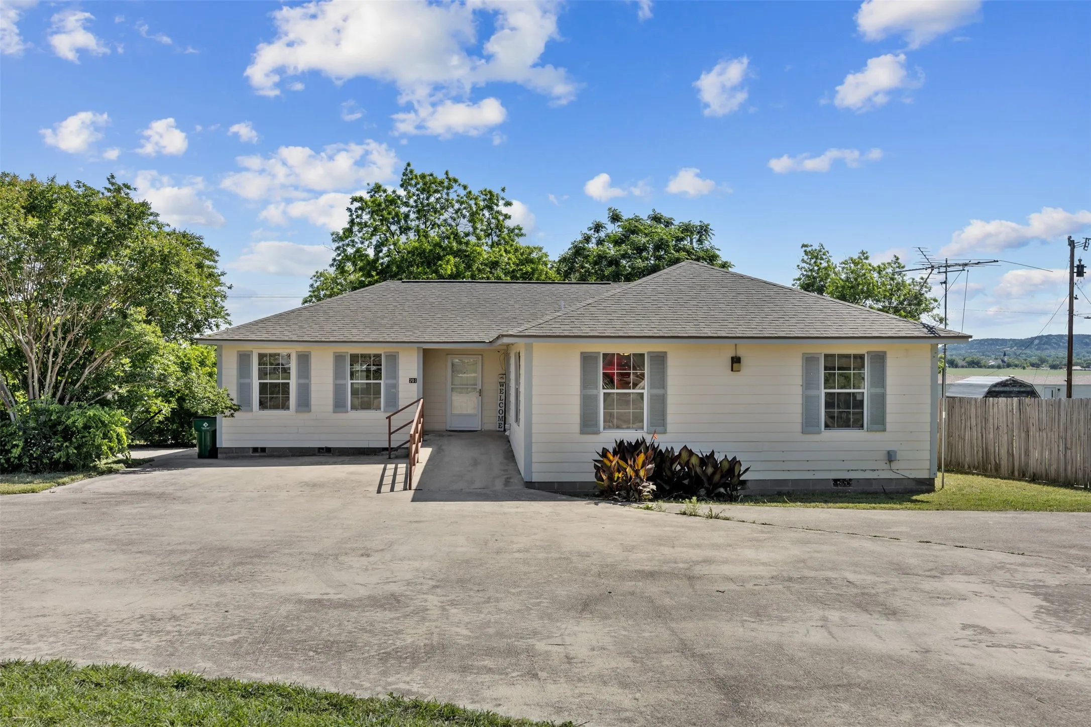 Single Family Residence For Sale in Bosque County , 701 N 2nd Street, Cranfills Gap, Texas 76637, 4 Bedroom, 2 Bathroom, Garage spaces, 1,896 Sqft, built in 2004, mls#21356129, Real Estate Agent in Cranfills Gap, Homes For Sale in Bosque county, Homes For Sale in Cranfills Gap, Realtor in Cranfills Gap Texas, Real Estate Brokerage Independent Realty Texas, Luminita Cordes Realtor