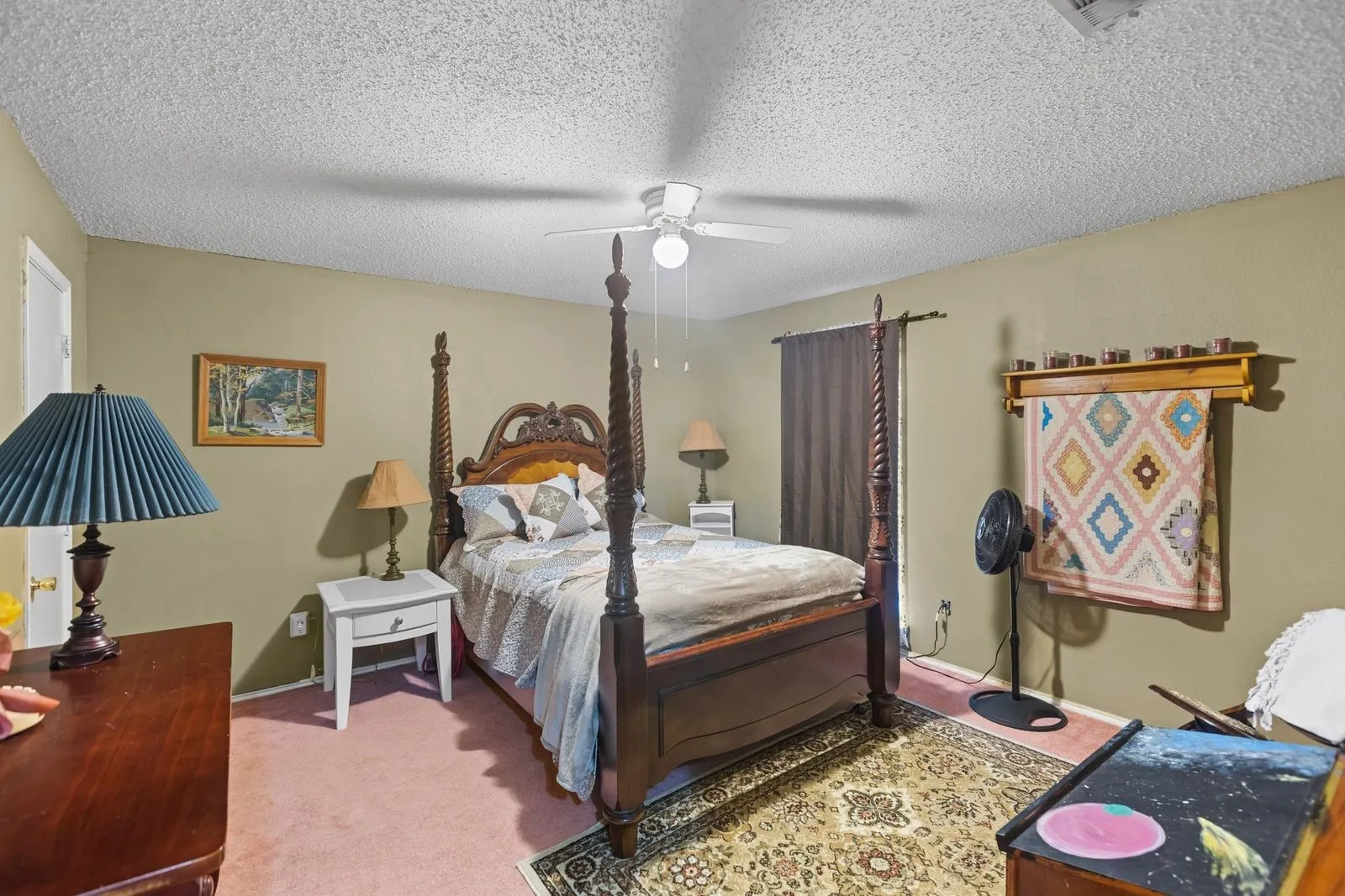 Textured ceiling with a ceiling fan light fixture