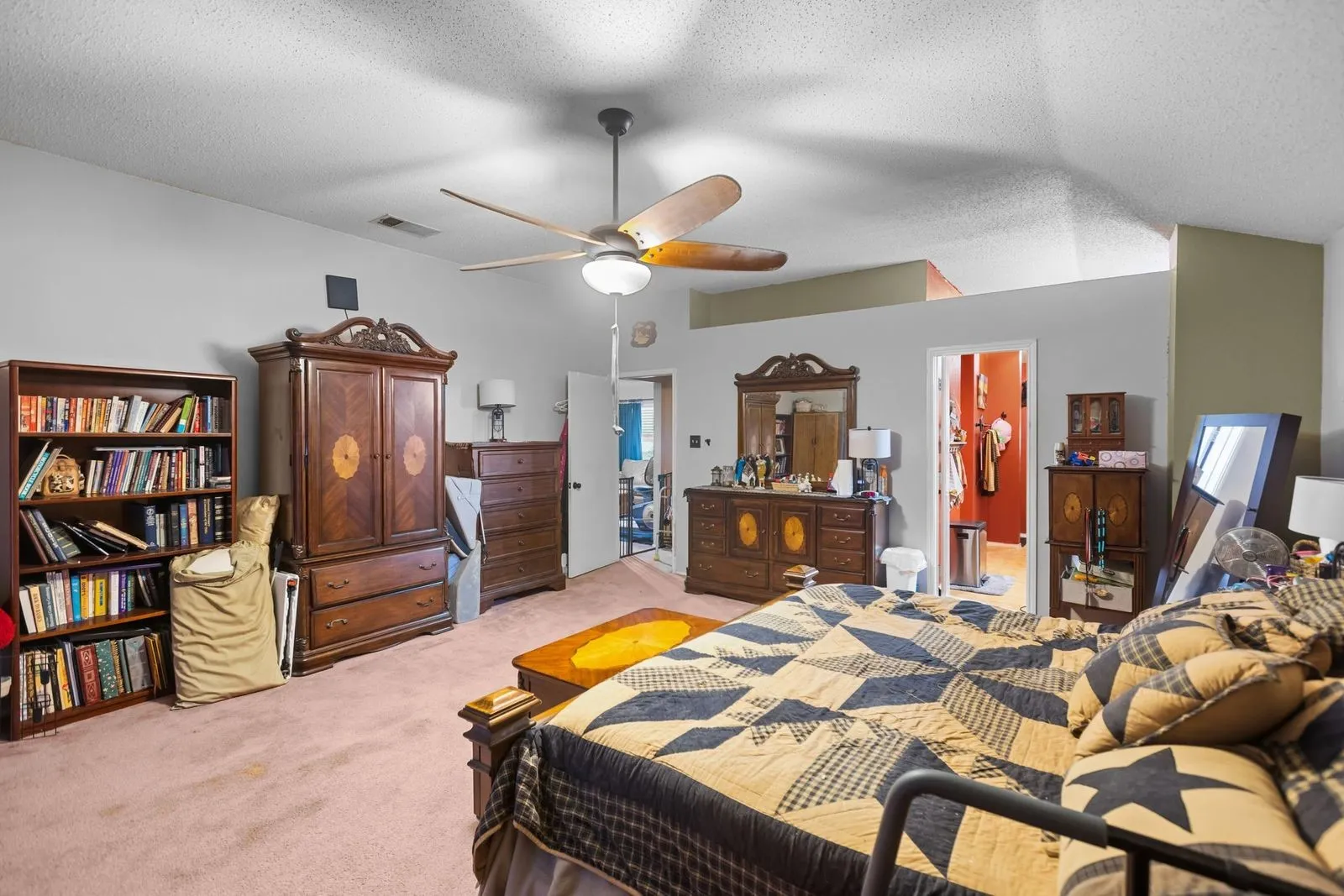Vaulted ceiling with an integrated ceiling fan and light fixture