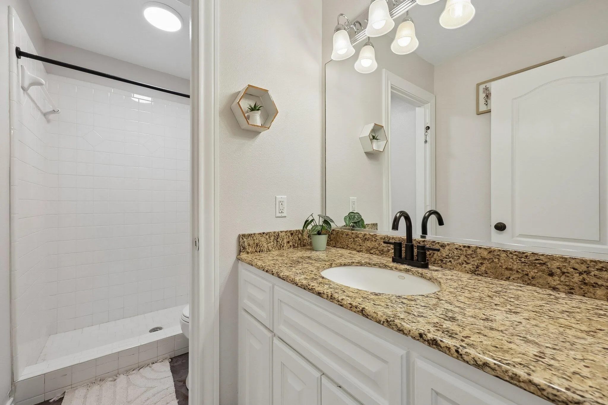 Single Family Residence For Sale in Kaufman County , 15144 Delaney Lane, Talty, Texas 75126, 4 Bedroom, 4 Bathroom, 3 Garage spaces, 3,151 Sqft, built in 2004, mls#21356293, Real Estate Agent in Talty, Homes For Sale in Kaufman county, Homes For Sale in Talty, Realtor in Talty Texas, Real Estate Brokerage Independent Realty Texas, Luminita Cordes Realtor