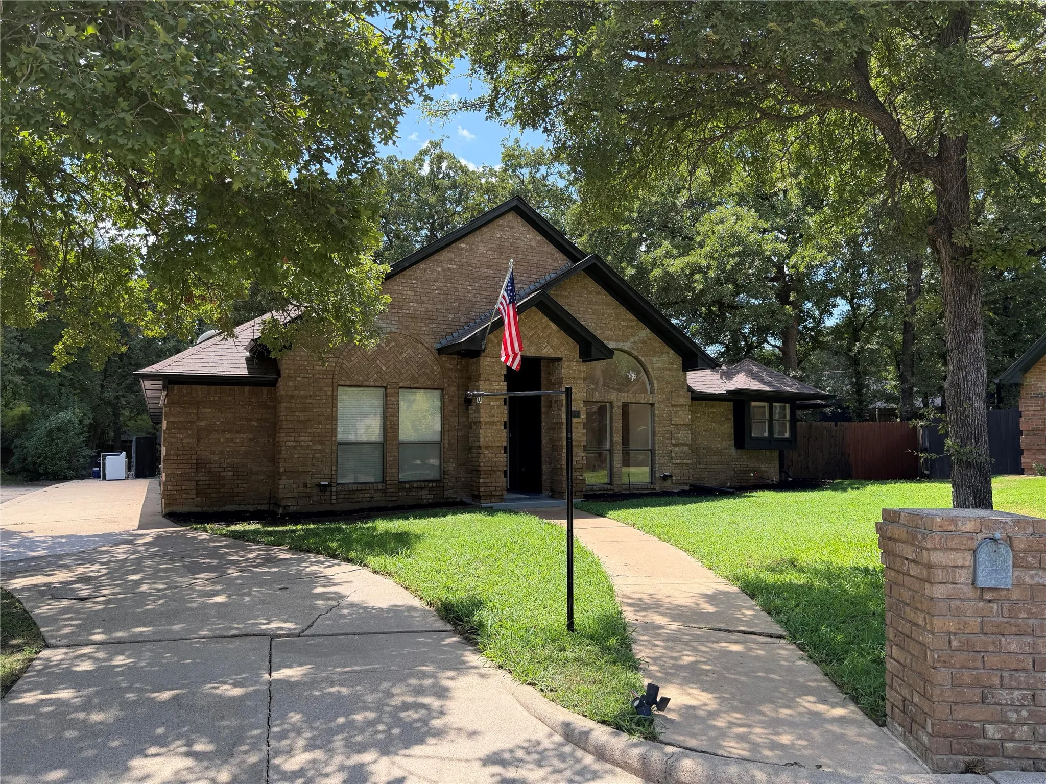Single Family Residence For Sale in Tarrant County , 2200 Sand Creek Court, Arlington, Texas 76006, 3 Bedroom, 3 Bathroom, 2 Garage spaces, 2,347 Sqft, built in 1985, mls#21356299, Real Estate Agent in Arlington, Homes For Sale in Tarrant county, Homes For Sale in Arlington, Realtor in Arlington Texas, Real Estate Brokerage Independent Realty Texas, Luminita Cordes Realtor