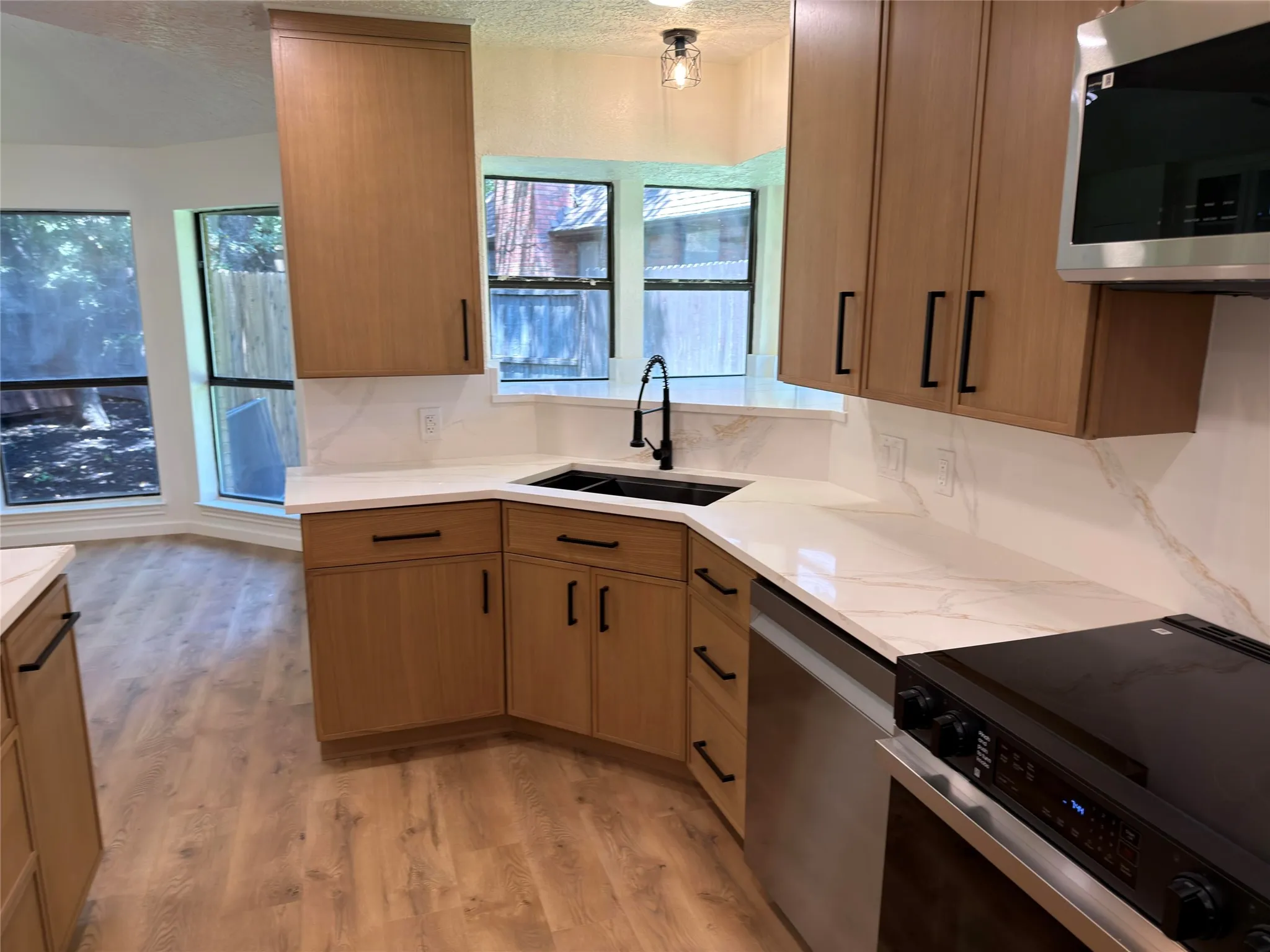 Single Family Residence For Sale in Tarrant County , 2200 Sand Creek Court, Arlington, Texas 76006, 3 Bedroom, 3 Bathroom, 2 Garage spaces, 2,347 Sqft, built in 1985, mls#21356299, Real Estate Agent in Arlington, Homes For Sale in Tarrant county, Homes For Sale in Arlington, Realtor in Arlington Texas, Real Estate Brokerage Independent Realty Texas, Luminita Cordes Realtor
