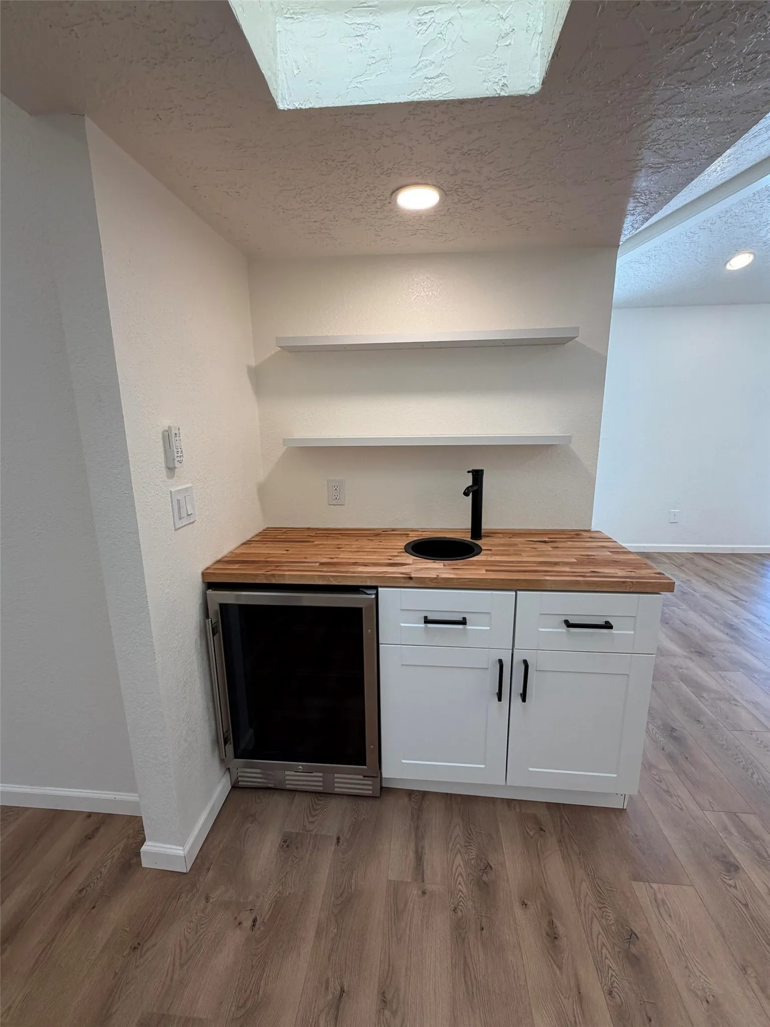Single Family Residence For Sale in Tarrant County , 2200 Sand Creek Court, Arlington, Texas 76006, 3 Bedroom, 3 Bathroom, 2 Garage spaces, 2,347 Sqft, built in 1985, mls#21356299, Real Estate Agent in Arlington, Homes For Sale in Tarrant county, Homes For Sale in Arlington, Realtor in Arlington Texas, Real Estate Brokerage Independent Realty Texas, Luminita Cordes Realtor